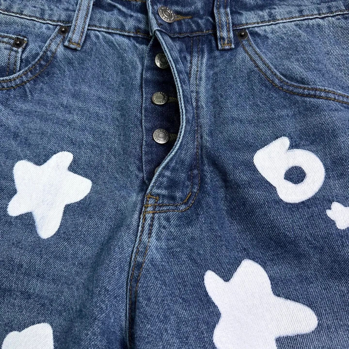P240 Sp10der street fashion brand 2025 new white big star printed washed and distressed couple style loose straight jeans 🔥High version🔥High version🔥 Top ceiling quality Styles with different washed textures are very friendly to people with thin legs and thick legs. The straight and loose version is very flattering. Moderate length that never goes out of style, easy to match with casually, basic styling for various styles, a must-have in the wardrobe! The fabric is stiff but also makes the upper body soft without losing texture. The washing process is even more perfect. It is a must-have item for everyone! ! ! Washed wheat, hang tag, pants label, three complete labels, color: blue, size: 28, 30, 32, 34, 36 (five sizes)