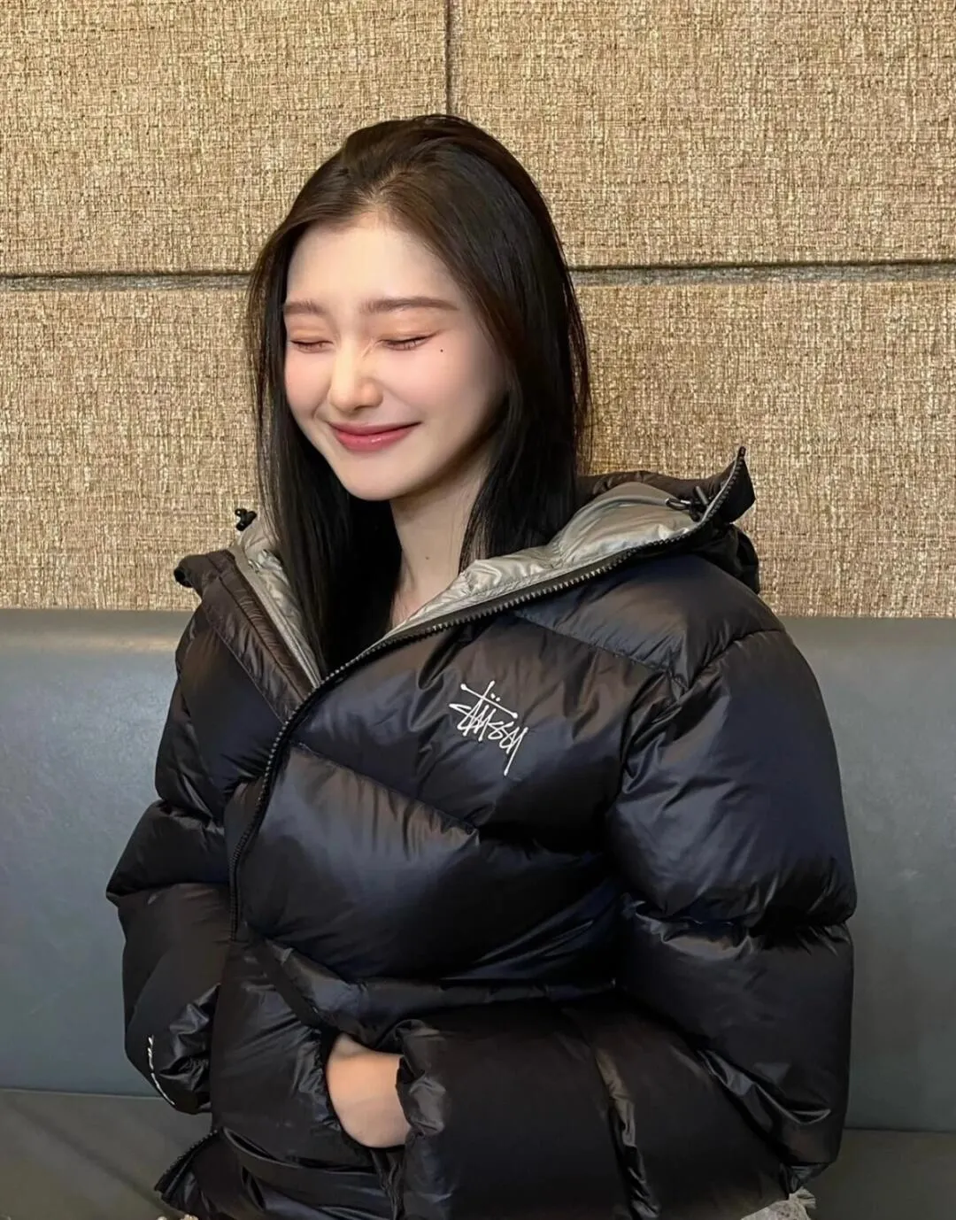Stussy/Stussy 22Fw classic letter hooded down jacket, black, gray, black and pink, S-XL, filled with national standard 90 velvet/average 450g of velvet. It has a Michelin effect when you put it on. 800 puffs, fluffy and warm, full and light.