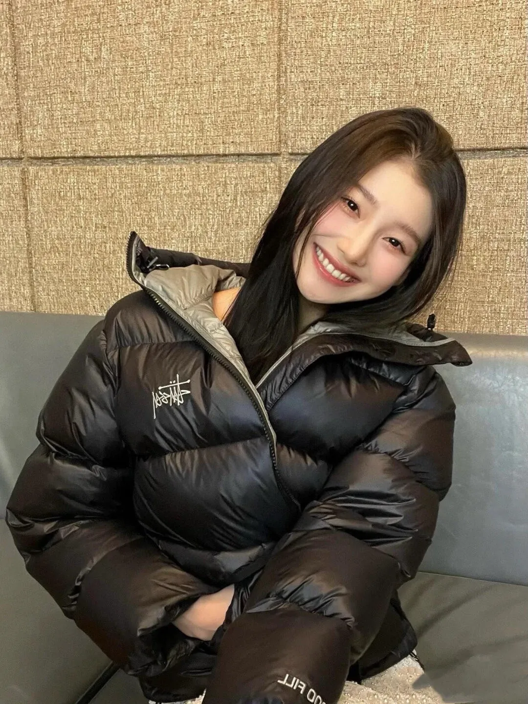 Stussy/Stussy 22Fw classic letter hooded down jacket, black, gray, black and pink, S-XL, filled with national standard 90 velvet/average 450g of velvet. It has a Michelin effect when you put it on. 800 puffs, fluffy and warm, full and light.