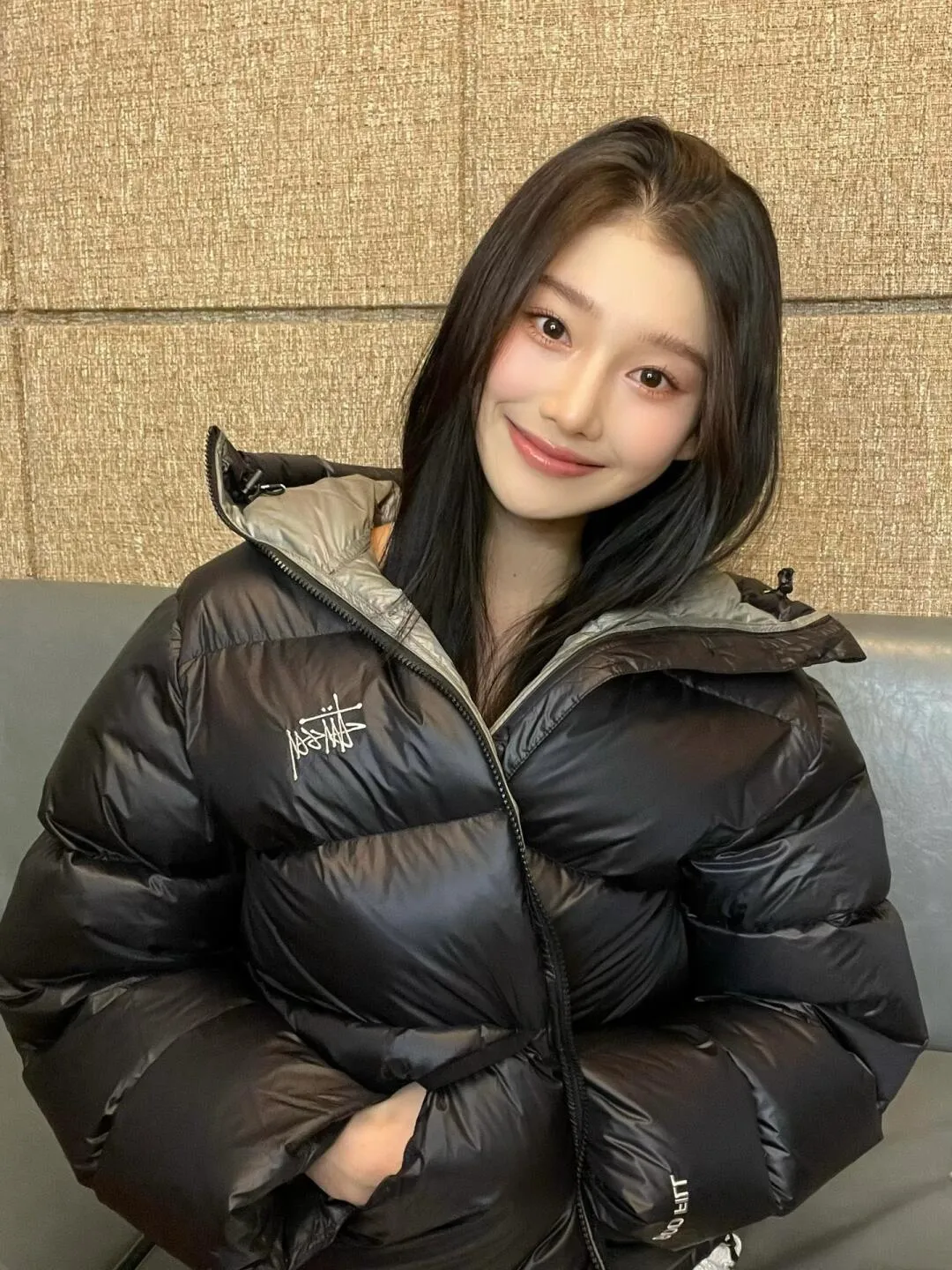 Stussy/Stussy 22Fw classic letter hooded down jacket, black, gray, black and pink, S-XL, filled with national standard 90 velvet/average 450g of velvet. It has a Michelin effect when you put it on. 800 puffs, fluffy and warm, full and light.
