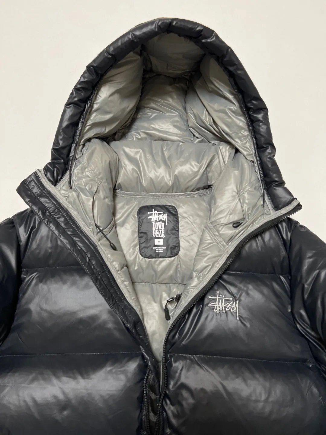 Stussy/Stussy 22Fw classic letter hooded down jacket, black, gray, black and pink, S-XL, filled with national standard 90 velvet/average 450g of velvet. It has a Michelin effect when you put it on. 800 puffs, fluffy and warm, full and light.