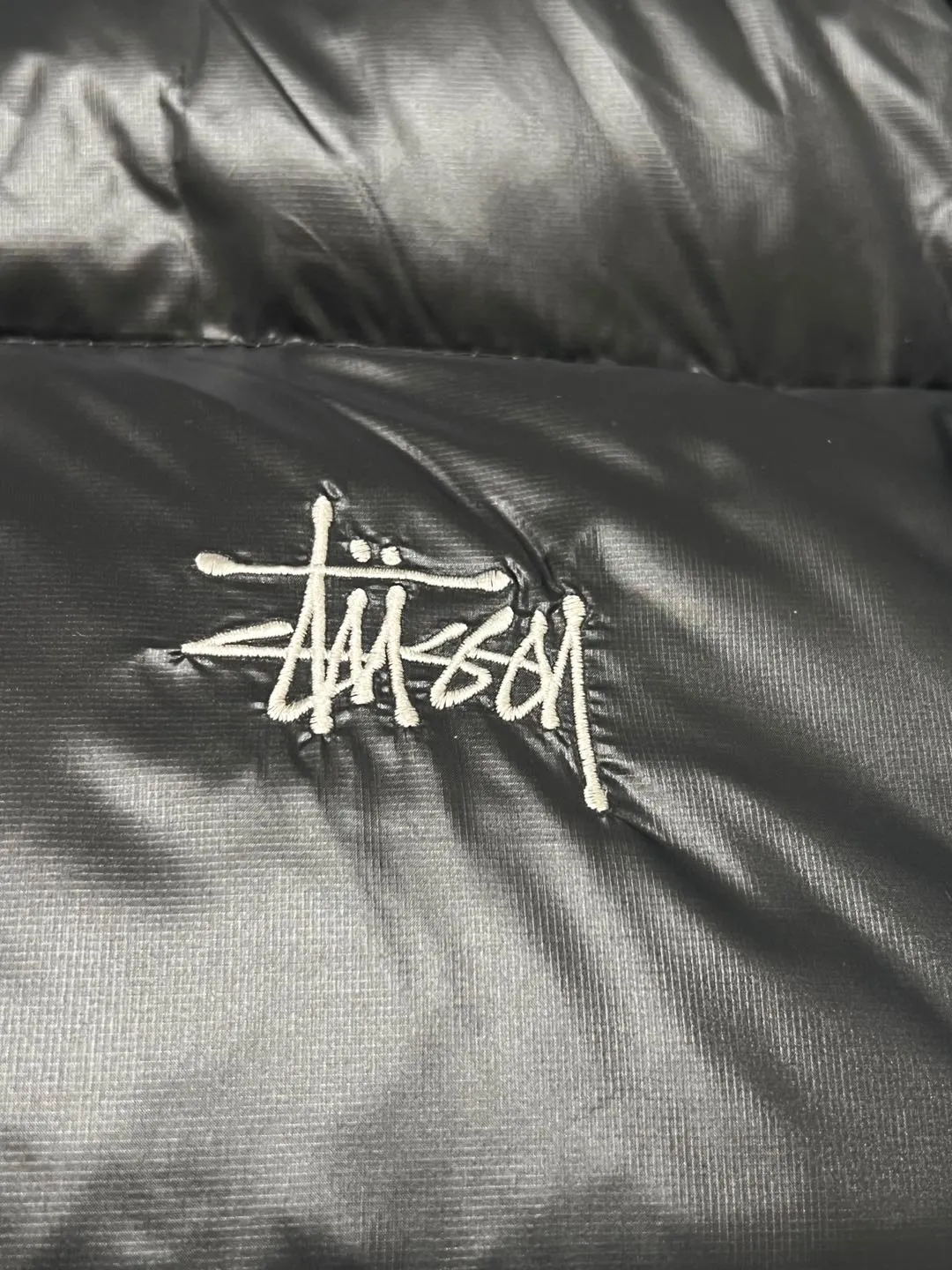 Stussy/Stussy 22Fw classic letter hooded down jacket, black, gray, black and pink, S-XL, filled with national standard 90 velvet/average 450g of velvet. It has a Michelin effect when you put it on. 800 puffs, fluffy and warm, full and light.