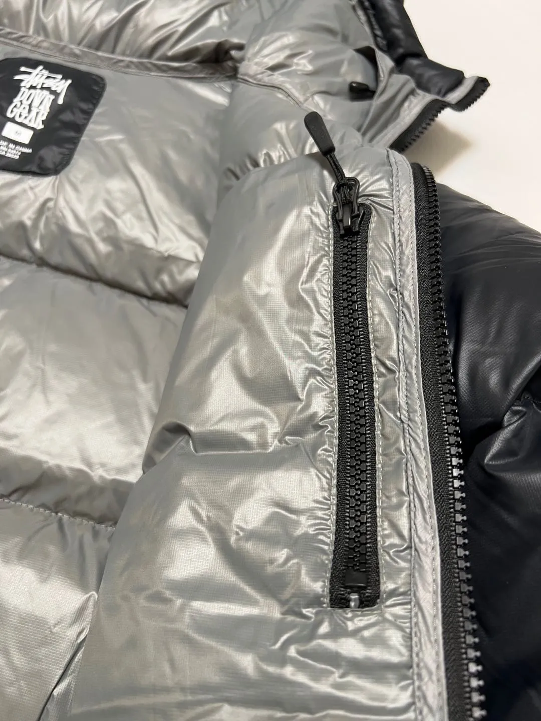 Stussy/Stussy 22Fw classic letter hooded down jacket, black, gray, black and pink, S-XL, filled with national standard 90 velvet/average 450g of velvet. It has a Michelin effect when you put it on. 800 puffs, fluffy and warm, full and light.