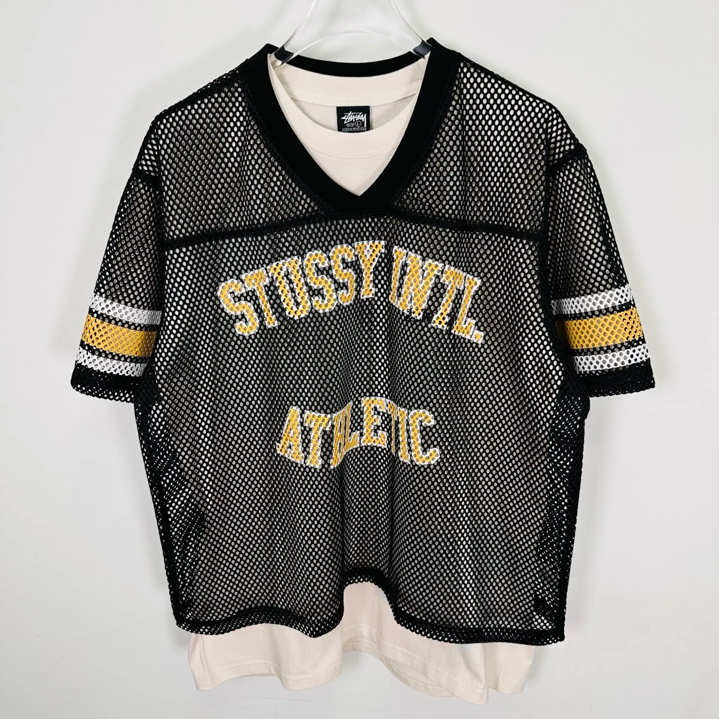 Mesh V-neck T-shirt Stussy SS25 STÜSSY INTERNATIONAL TEAM JERSEY V-neck mesh retro letter short sleeves black and white S-XL