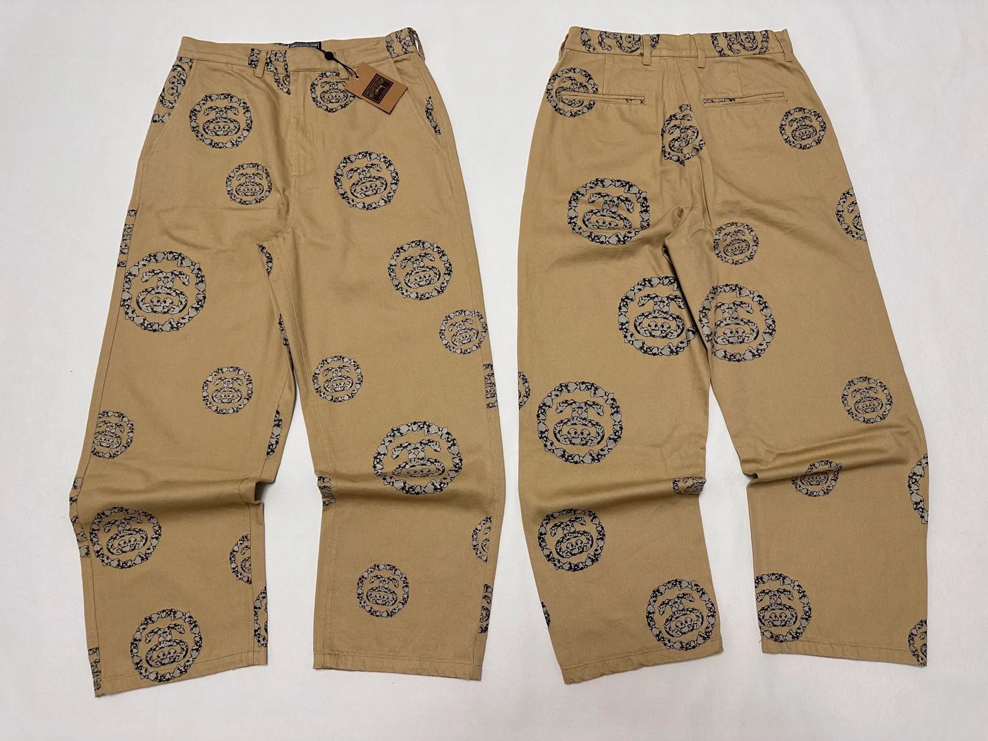 Detailed shooting of DT trousers STUSSY