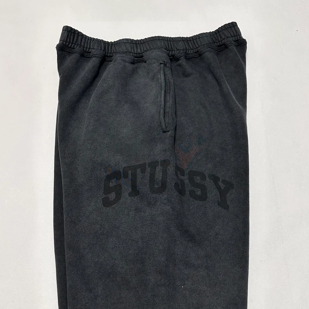Details Washed sweatpants STUSSY FW24 FLEECE PANT FADED GRAPHIC Loose velvet sweatpants with logo on the side, washed black S- XL