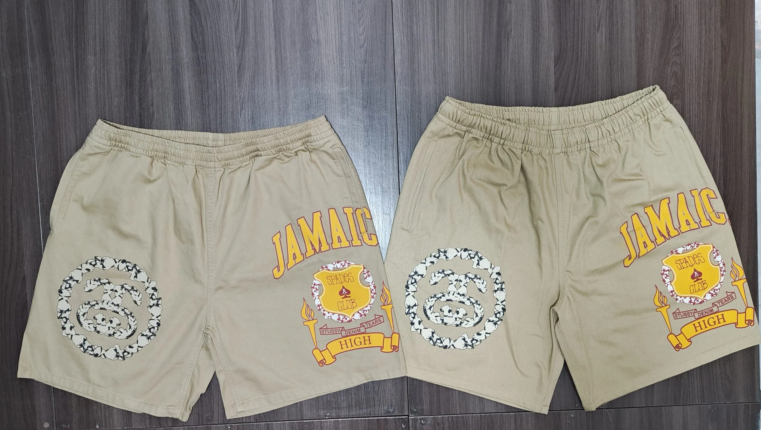 ZP pattern making: fabrics are custom woven and dyed!  The double S on the left side of the front panel combined with the cotton pattern is the exclusive LOGO for this collaboration. The JAMAICA print on the right side of the front panel, the C-shaped pocket needs to be printed in alignment. The I.S.T embroidery on the left side of the back panel has not been finished yet. The combination of spades♠️ and No. 8 ball on the right side of the back panel is also very nice. ZP is a 100% cotton twill siro spun fabric. The siro spun fabric has a finer texture than the ring spun fabrics on the market. It also feels much better, not so rough, and is very comfortable for the upper body. DT shorts STUSSY X DENIM TEARS joint model SS25 GYM SHORT24 loose American casual shorts khaki S-XL