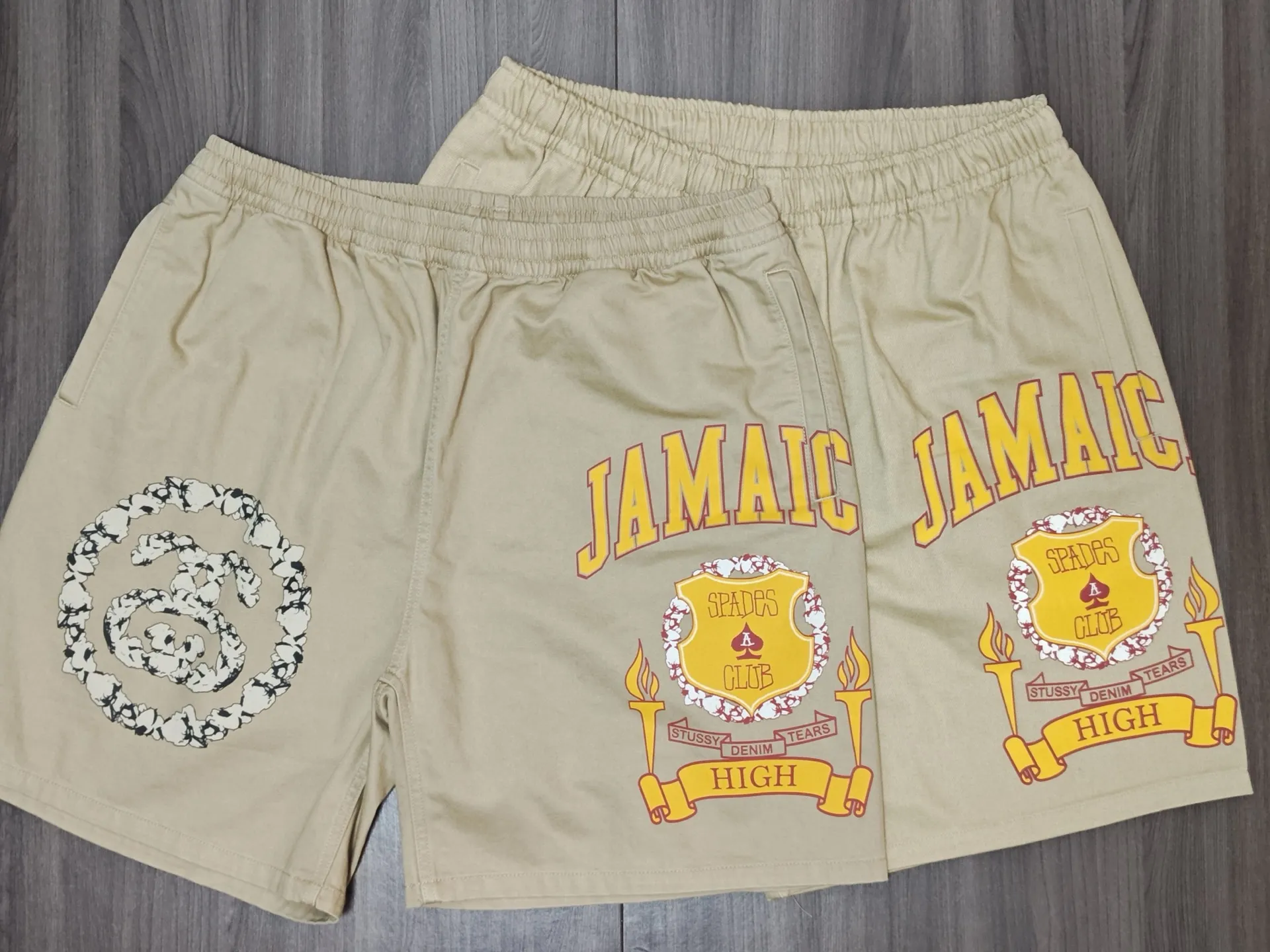 ZP pattern making: fabrics are custom woven and dyed!  The double S on the left side of the front panel combined with the cotton pattern is the exclusive LOGO for this collaboration. The JAMAICA print on the right side of the front panel, the C-shaped pocket needs to be printed in alignment. The I.S.T embroidery on the left side of the back panel has not been finished yet. The combination of spades♠️ and No. 8 ball on the right side of the back panel is also very nice. ZP is a 100% cotton twill siro spun fabric. The siro spun fabric has a finer texture than the ring spun fabrics on the market. It also feels much better, not so rough, and is very comfortable for the upper body. DT shorts STUSSY X DENIM TEARS joint model SS25 GYM SHORT24 loose American casual shorts khaki S-XL
