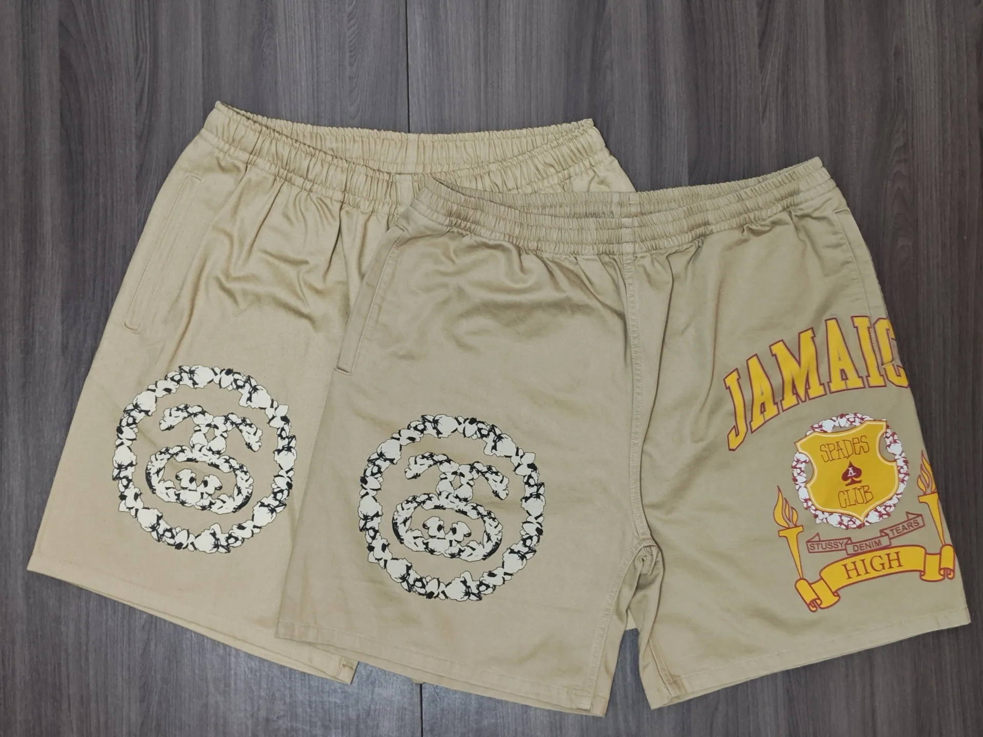 ZP pattern making: fabrics are custom woven and dyed!  The double S on the left side of the front panel combined with the cotton pattern is the exclusive LOGO for this collaboration. The JAMAICA print on the right side of the front panel, the C-shaped pocket needs to be printed in alignment. The I.S.T embroidery on the left side of the back panel has not been finished yet. The combination of spades♠️ and No. 8 ball on the right side of the back panel is also very nice. ZP is a 100% cotton twill siro spun fabric. The siro spun fabric has a finer texture than the ring spun fabrics on the market. It also feels much better, not so rough, and is very comfortable for the upper body. DT shorts STUSSY X DENIM TEARS joint model SS25 GYM SHORT24 loose American casual shorts khaki S-XL