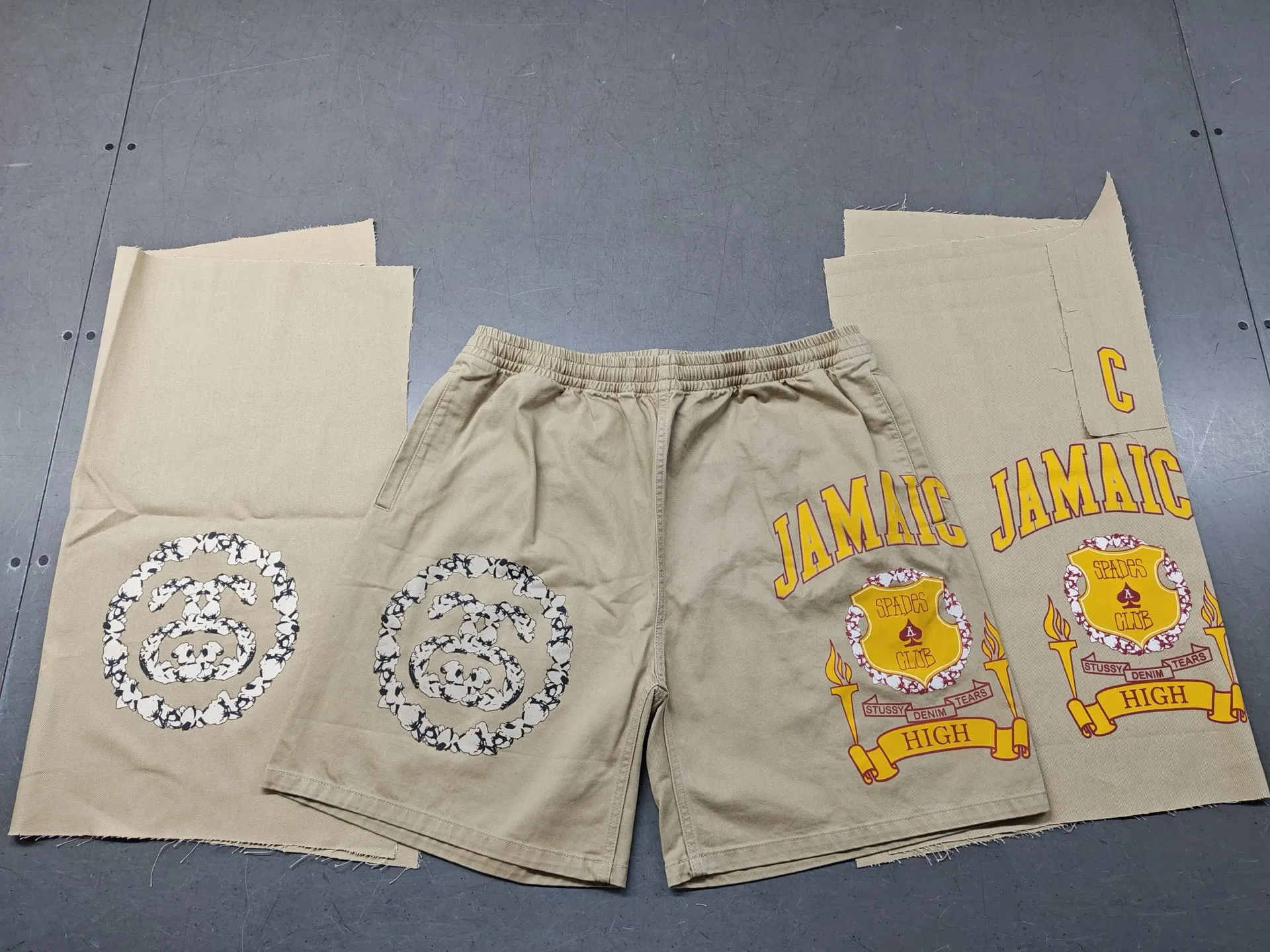 ZP pattern making: fabrics are custom woven and dyed!  The double S on the left side of the front panel combined with the cotton pattern is the exclusive LOGO for this collaboration. The JAMAICA print on the right side of the front panel, the C-shaped pocket needs to be printed in alignment. The I.S.T embroidery on the left side of the back panel has not been finished yet. The combination of spades♠️ and No. 8 ball on the right side of the back panel is also very nice. ZP is a 100% cotton twill siro spun fabric. The siro spun fabric has a finer texture than the ring spun fabrics on the market. It also feels much better, not so rough, and is very comfortable for the upper body. DT shorts STUSSY X DENIM TEARS joint model SS25 GYM SHORT24 loose American casual shorts khaki S-XL
