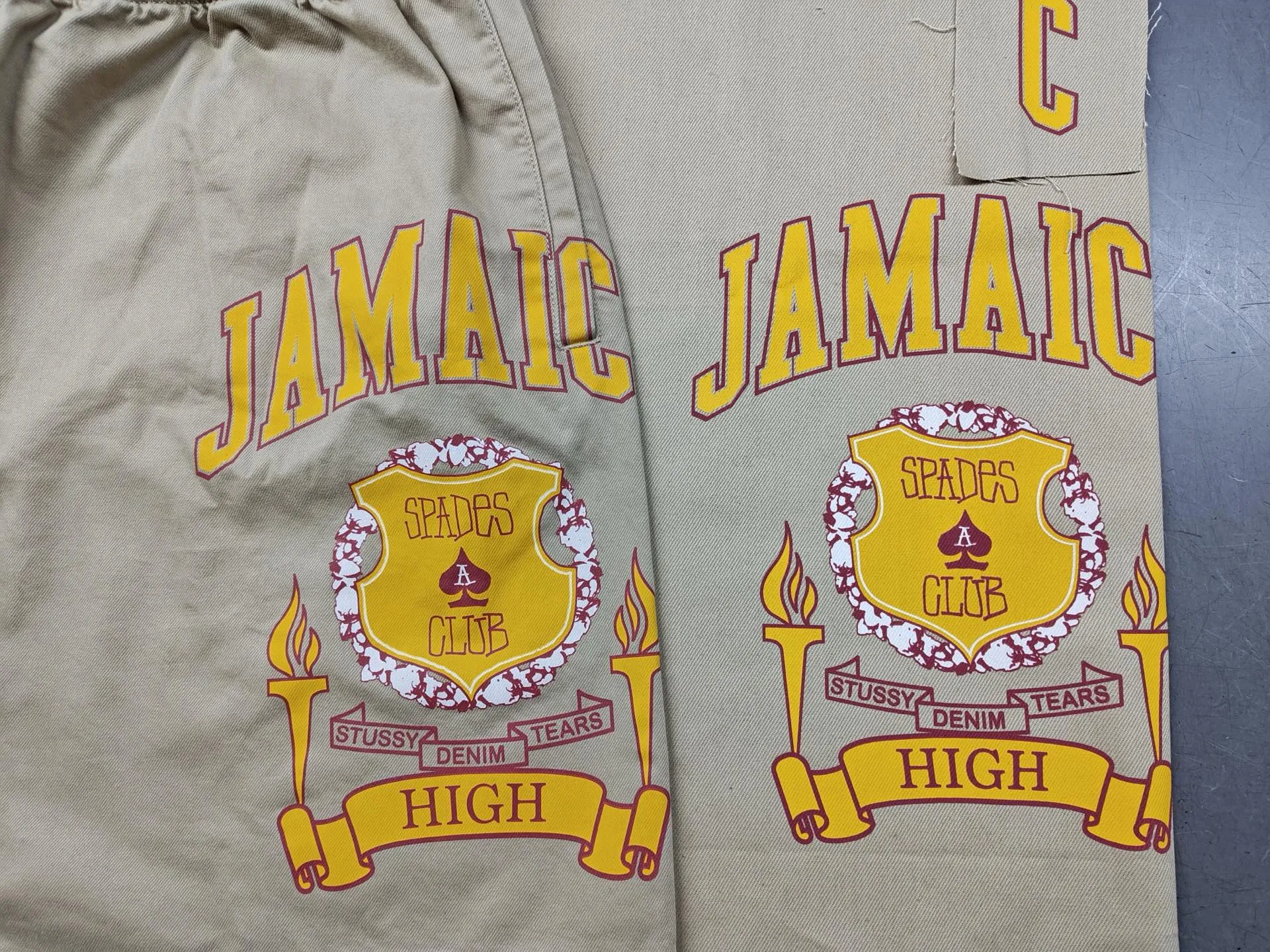 ZP pattern making: fabrics are custom woven and dyed!  The double S on the left side of the front panel combined with the cotton pattern is the exclusive LOGO for this collaboration. The JAMAICA print on the right side of the front panel, the C-shaped pocket needs to be printed in alignment. The I.S.T embroidery on the left side of the back panel has not been finished yet. The combination of spades♠️ and No. 8 ball on the right side of the back panel is also very nice. ZP is a 100% cotton twill siro spun fabric. The siro spun fabric has a finer texture than the ring spun fabrics on the market. It also feels much better, not so rough, and is very comfortable for the upper body. DT shorts STUSSY X DENIM TEARS joint model SS25 GYM SHORT24 loose American casual shorts khaki S-XL