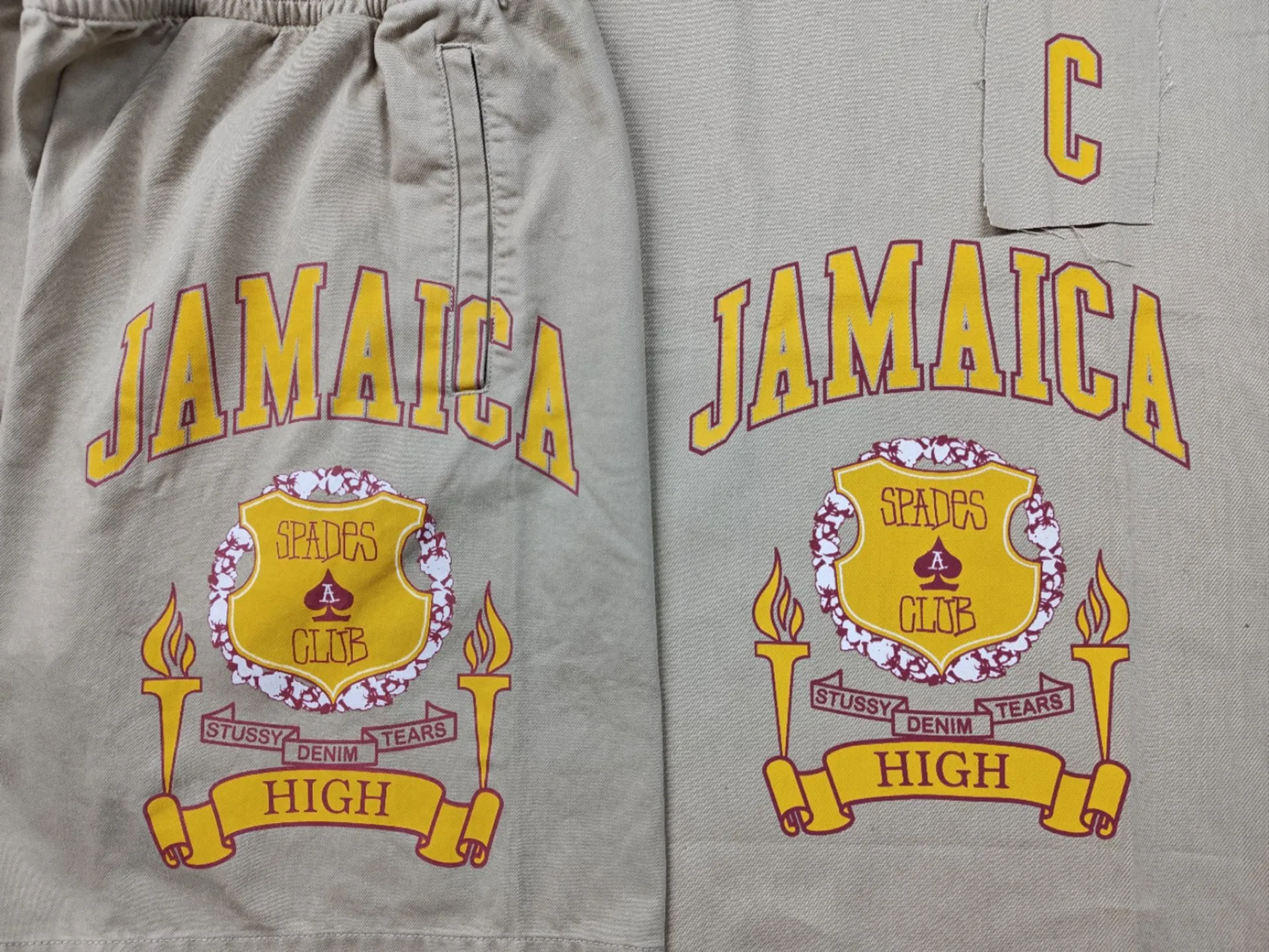 ZP pattern making: fabrics are custom woven and dyed!  The double S on the left side of the front panel combined with the cotton pattern is the exclusive LOGO for this collaboration. The JAMAICA print on the right side of the front panel, the C-shaped pocket needs to be printed in alignment. The I.S.T embroidery on the left side of the back panel has not been finished yet. The combination of spades♠️ and No. 8 ball on the right side of the back panel is also very nice. ZP is a 100% cotton twill siro spun fabric. The siro spun fabric has a finer texture than the ring spun fabrics on the market. It also feels much better, not so rough, and is very comfortable for the upper body. DT shorts STUSSY X DENIM TEARS joint model SS25 GYM SHORT24 loose American casual shorts khaki S-XL