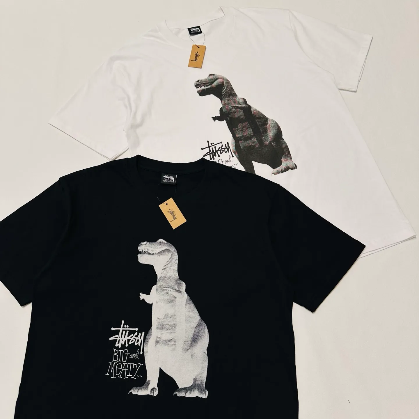 Detailed shooting of Tyrannosaurus Rex T-shirt STUSSY SS25 BIG & MEATY TEE PIGMENT DYED Dinosaur pattern short-sleeved black and white S- XL
