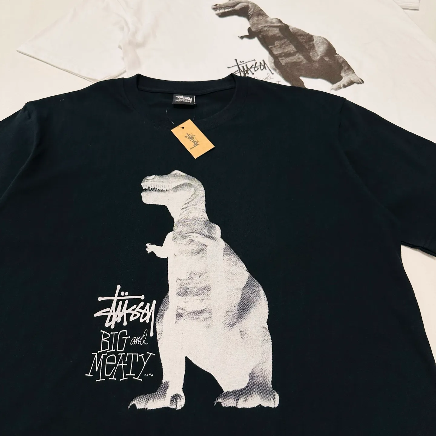 Detailed shooting of Tyrannosaurus Rex T-shirt STUSSY SS25 BIG & MEATY TEE PIGMENT DYED Dinosaur pattern short-sleeved black and white S- XL