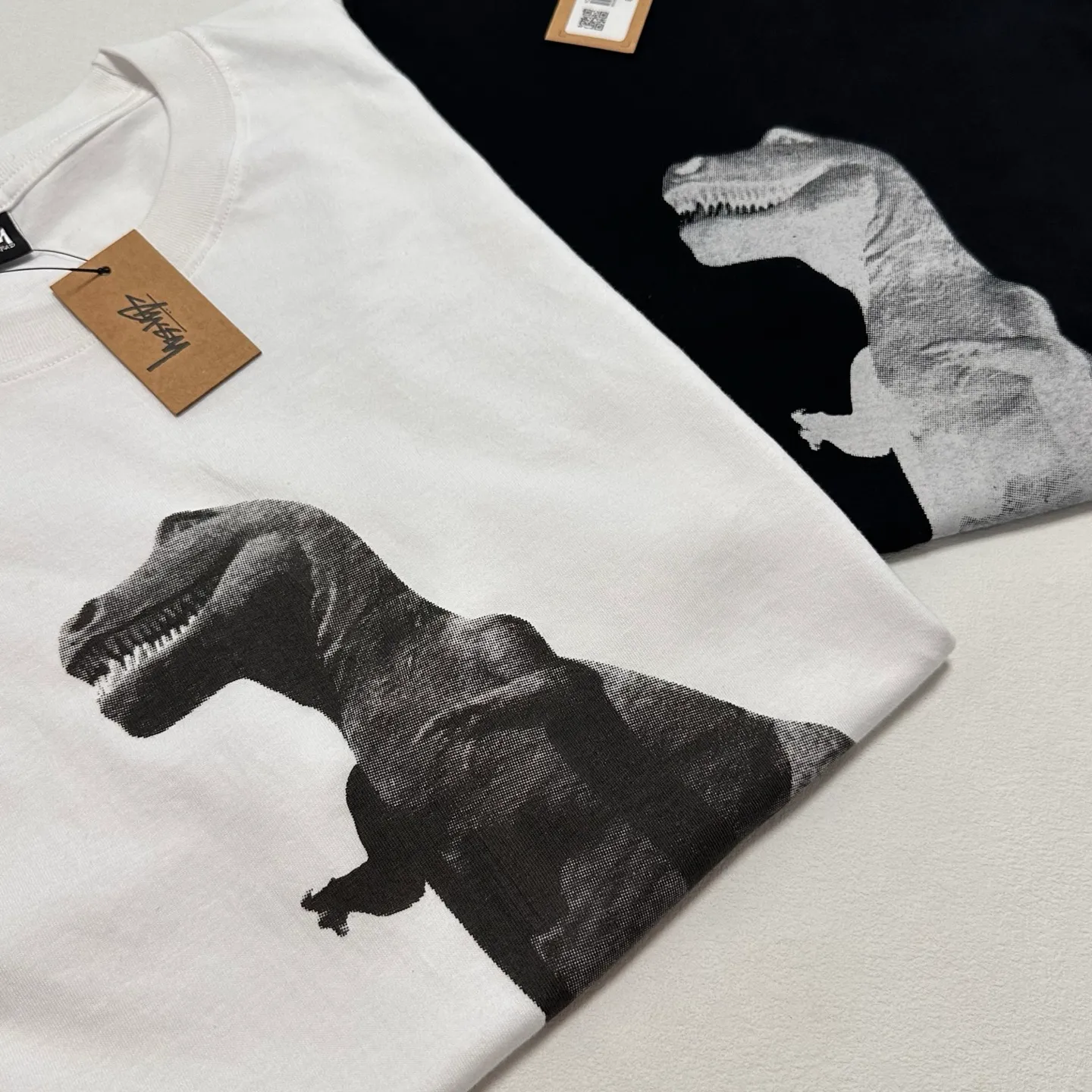 Detailed shooting of Tyrannosaurus Rex T-shirt STUSSY SS25 BIG & MEATY TEE PIGMENT DYED Dinosaur pattern short-sleeved black and white S- XL