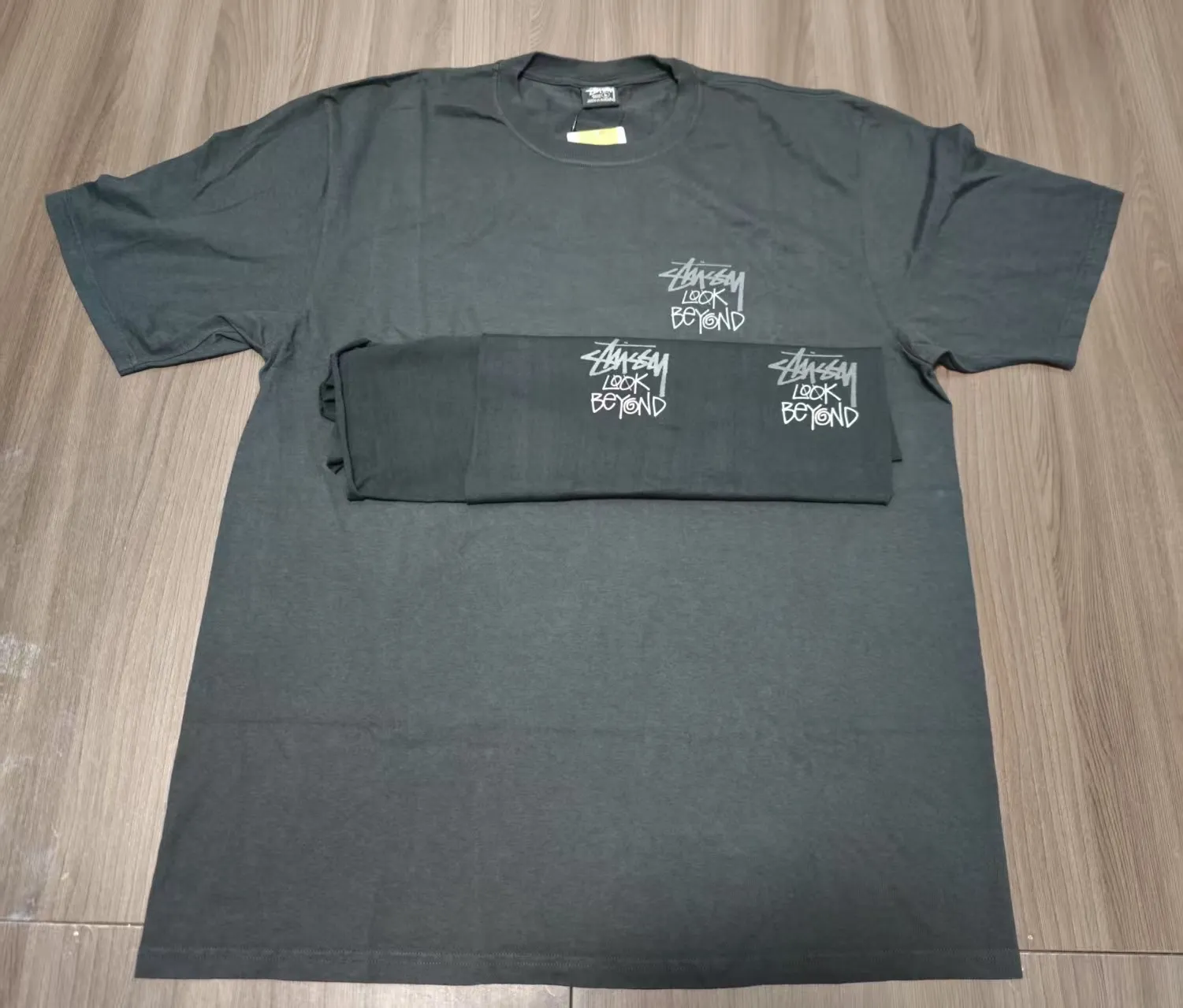 New model preview: STUSSY SS25 LOOK BEYOND TEE. The combination of double S and Taiyang is very beautiful. It is the best-selling one on the official website. If you like it, don’t miss it.