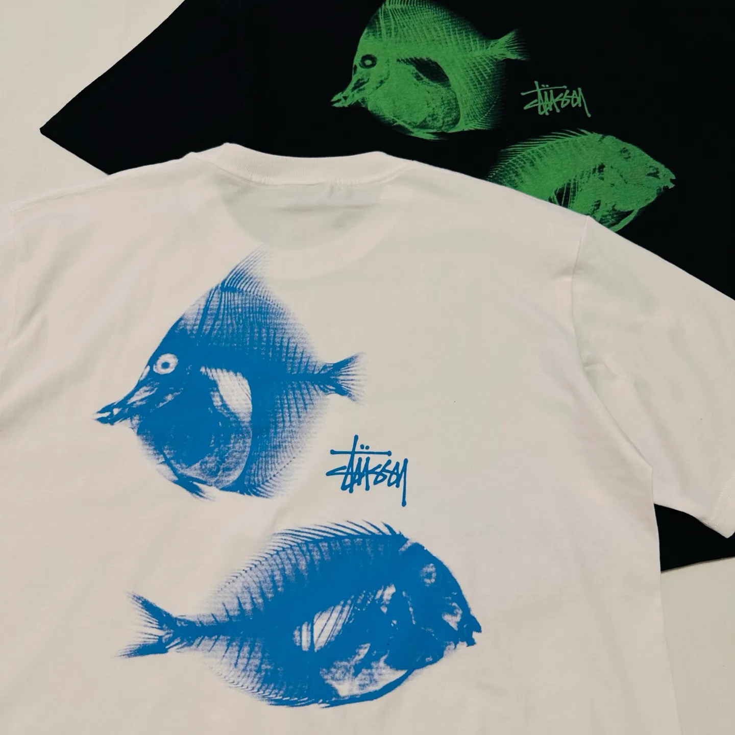 Detailed shooting of fish bone T-shirt STUSSY SS25 X-RAY FISHIN TEE Cha fish X-ray printed pattern short sleeves black and white S- XL
