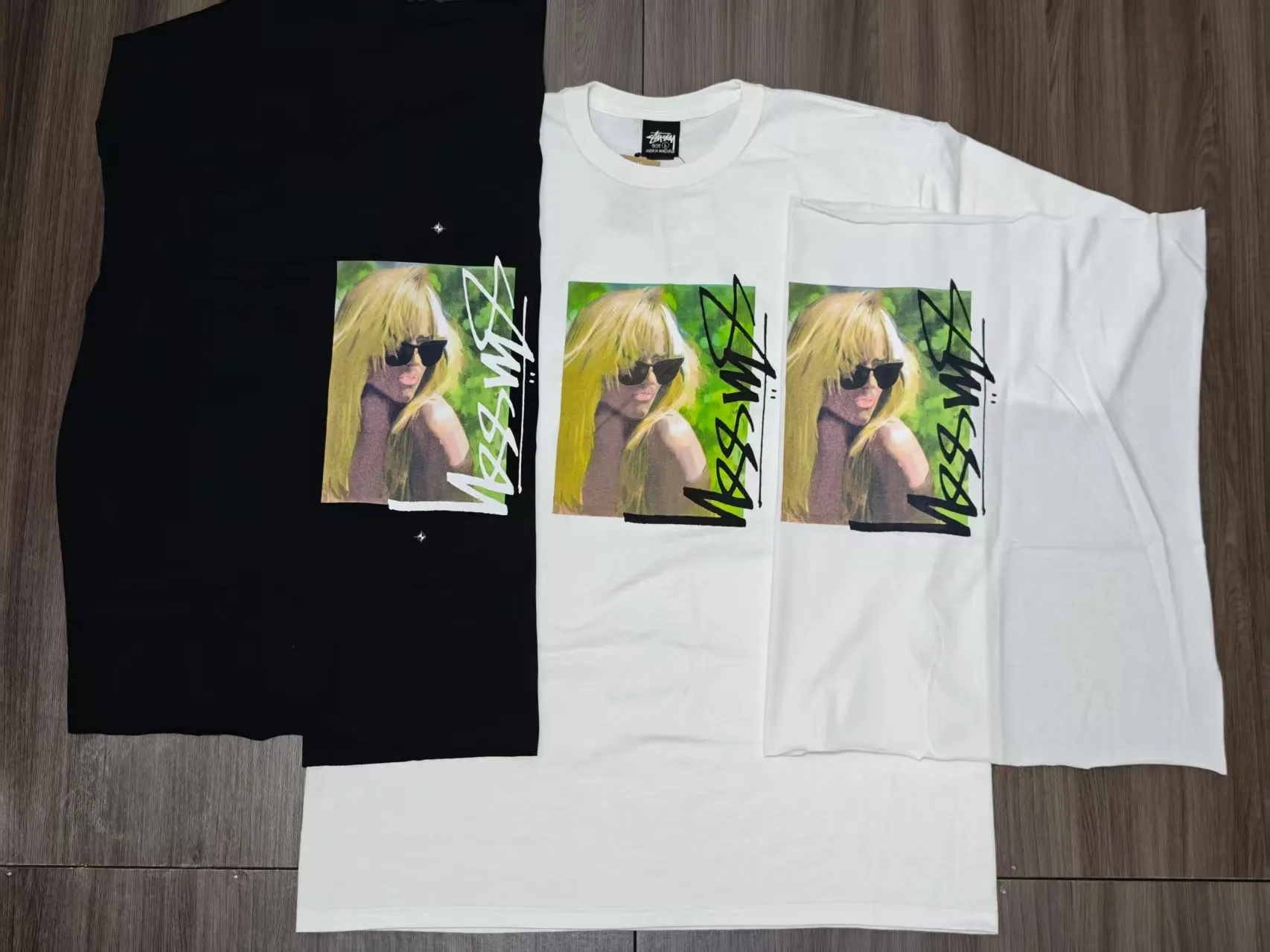 New model preview: T-shirt for blonde beauty STUSSY SS25 LAURA TEE. It is very eye-catching, unique and very summery. It is a short-sleeved shirt that looks great on both boys and girls. The color is a bit off, so you need to adjust it when printing large quantities.