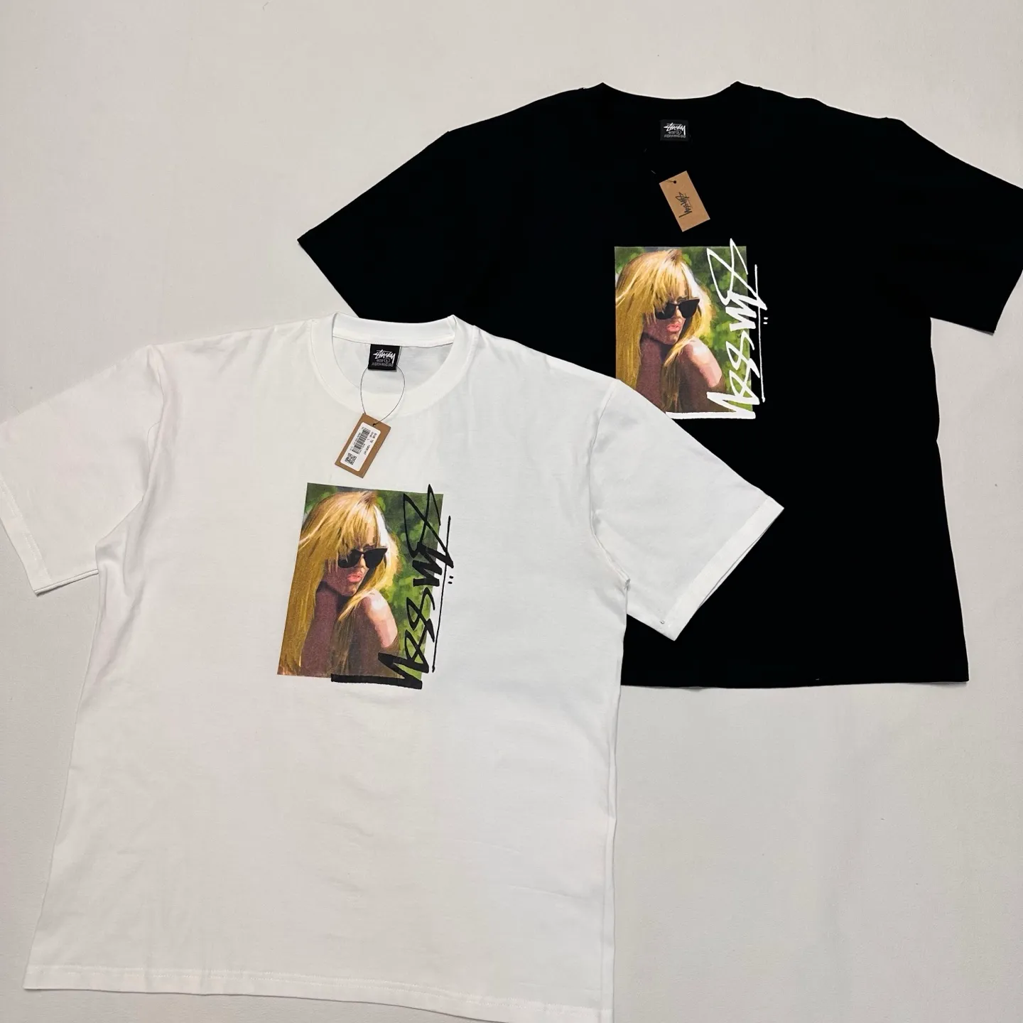 Detailed shooting of blonde beauty T-shirt STUSSY SS25 LAURA TEE character print short-sleeved TEE black and white S- XL