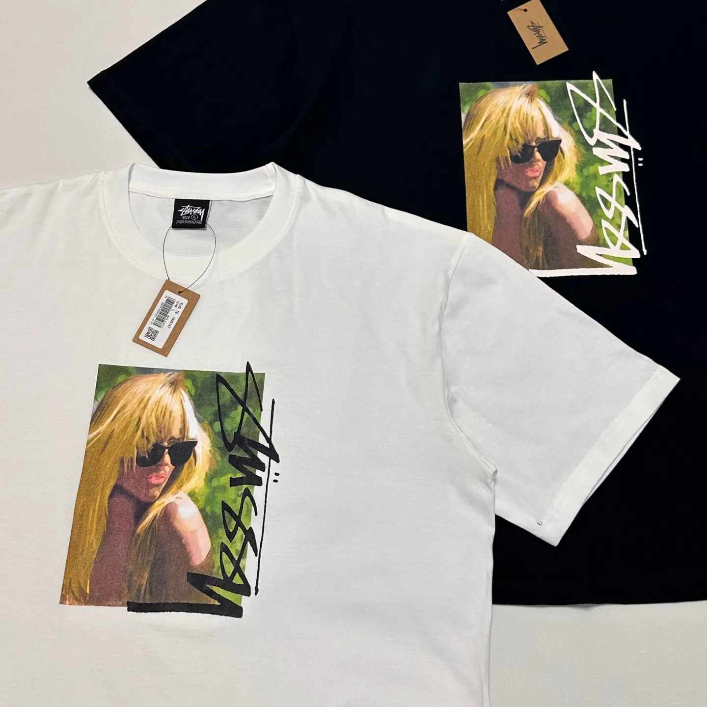 Detailed shooting of blonde beauty T-shirt STUSSY SS25 LAURA TEE character print short-sleeved TEE black and white S- XL