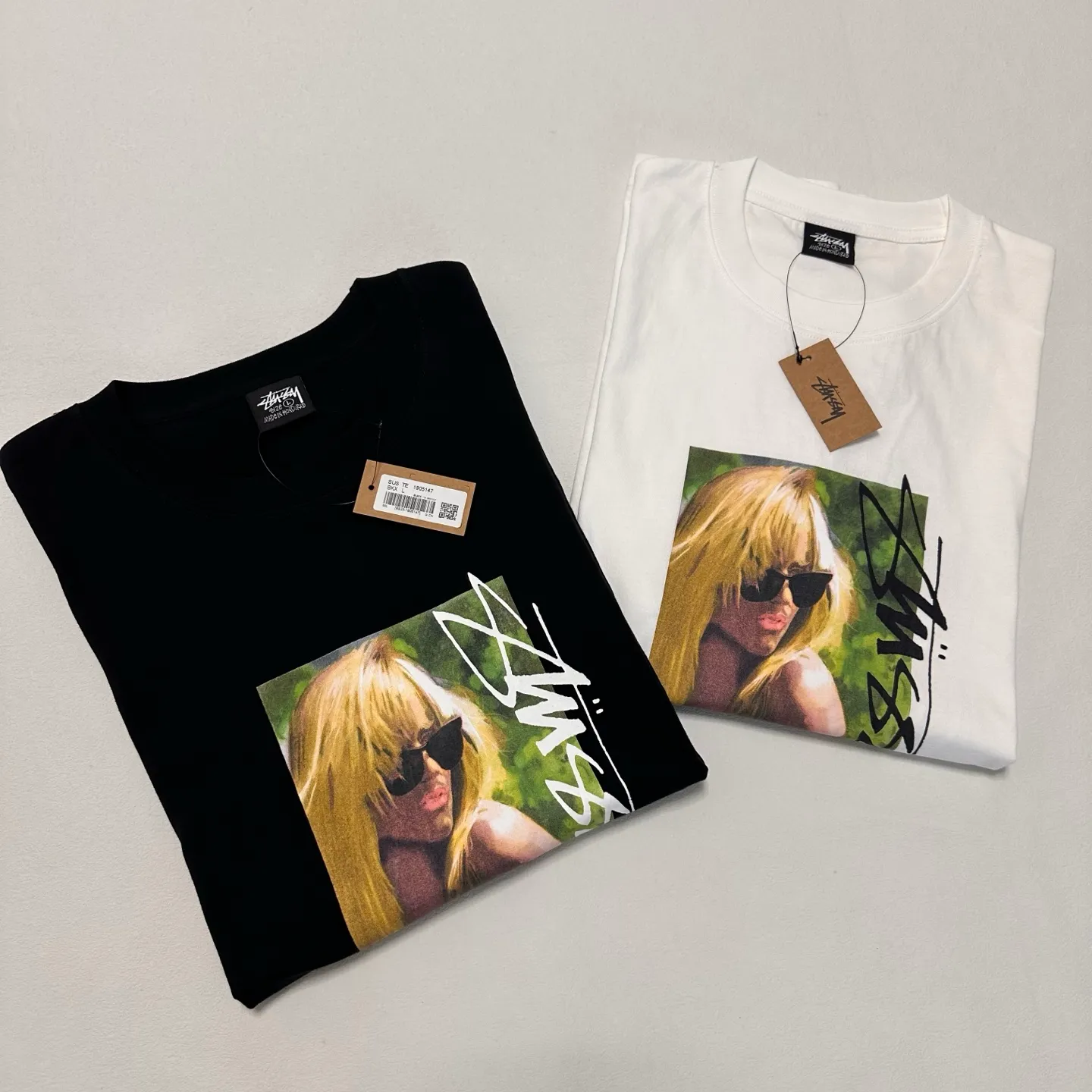 Detailed shooting of blonde beauty T-shirt STUSSY SS25 LAURA TEE character print short-sleeved TEE black and white S- XL