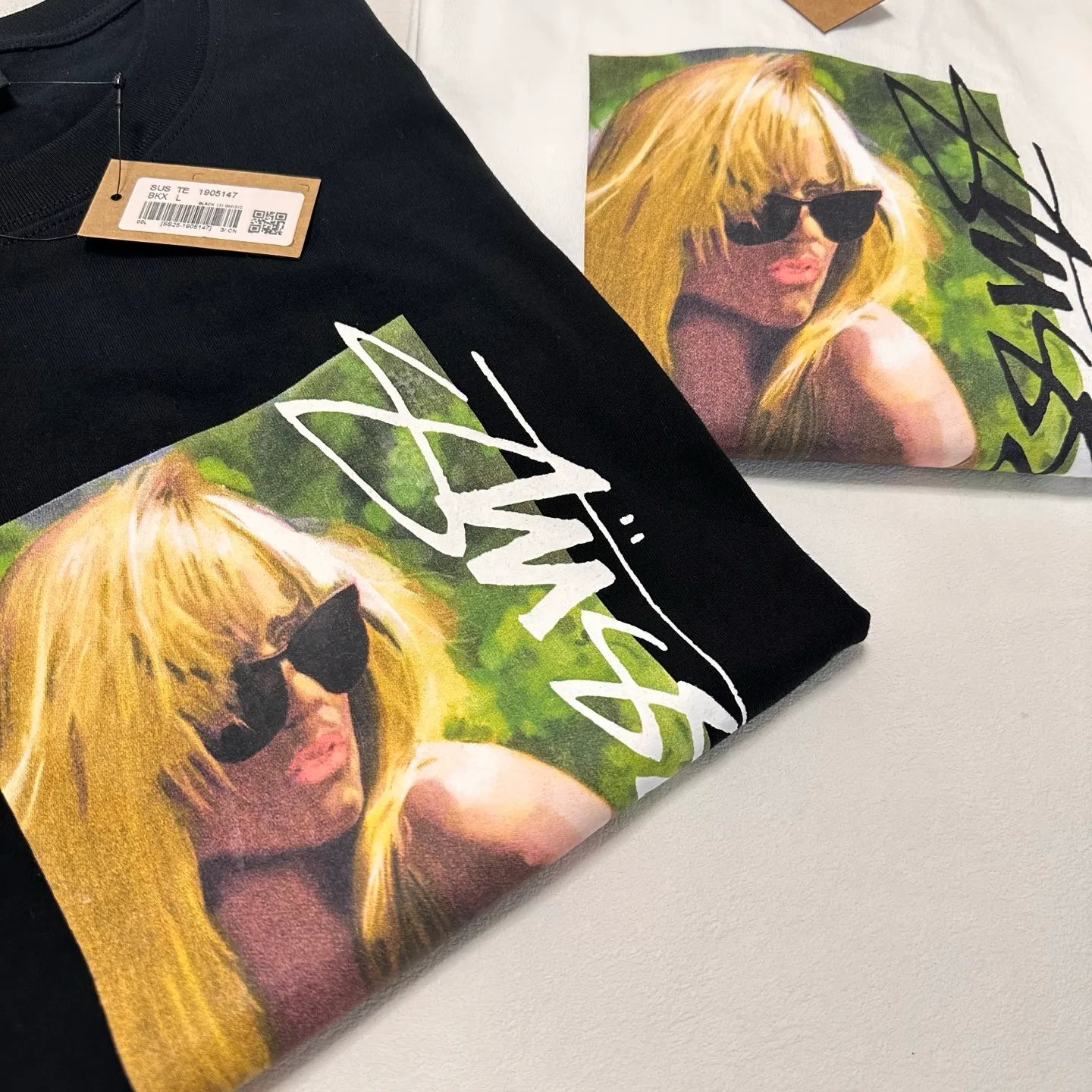 Detailed shooting of blonde beauty T-shirt STUSSY SS25 LAURA TEE character print short-sleeved TEE black and white S- XL