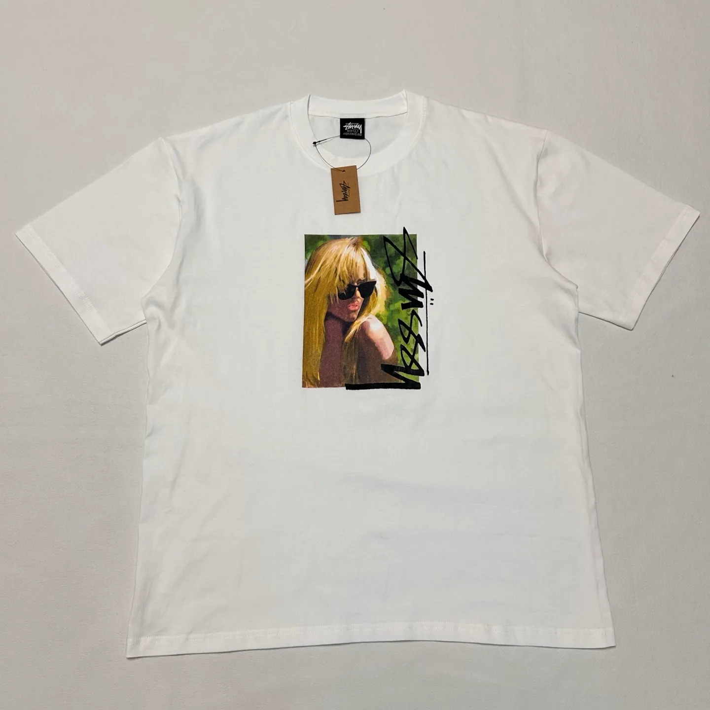 Detailed shooting of blonde beauty T-shirt STUSSY SS25 LAURA TEE character print short-sleeved TEE black and white S- XL