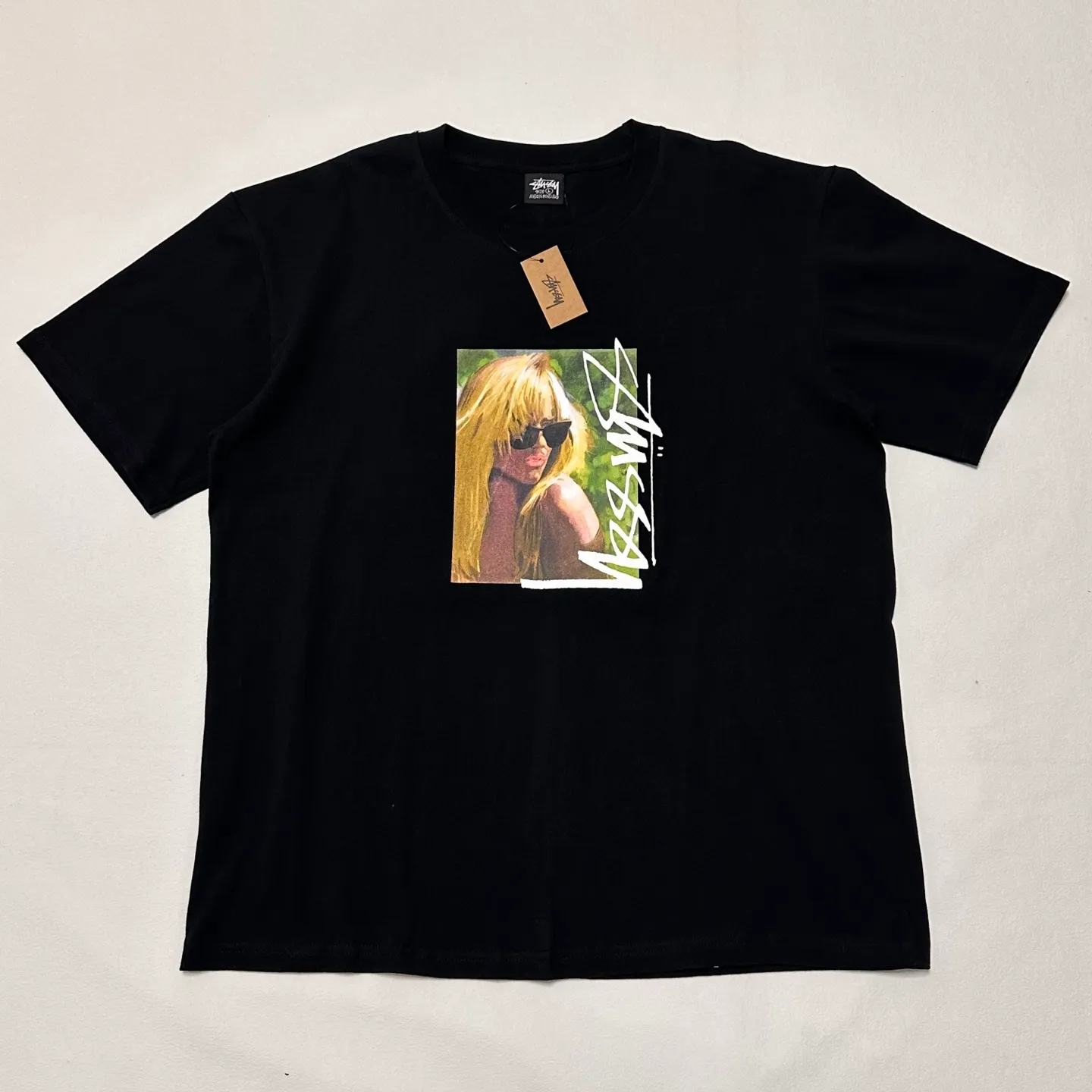 Detailed shooting of blonde beauty T-shirt STUSSY SS25 LAURA TEE character print short-sleeved TEE black and white S- XL