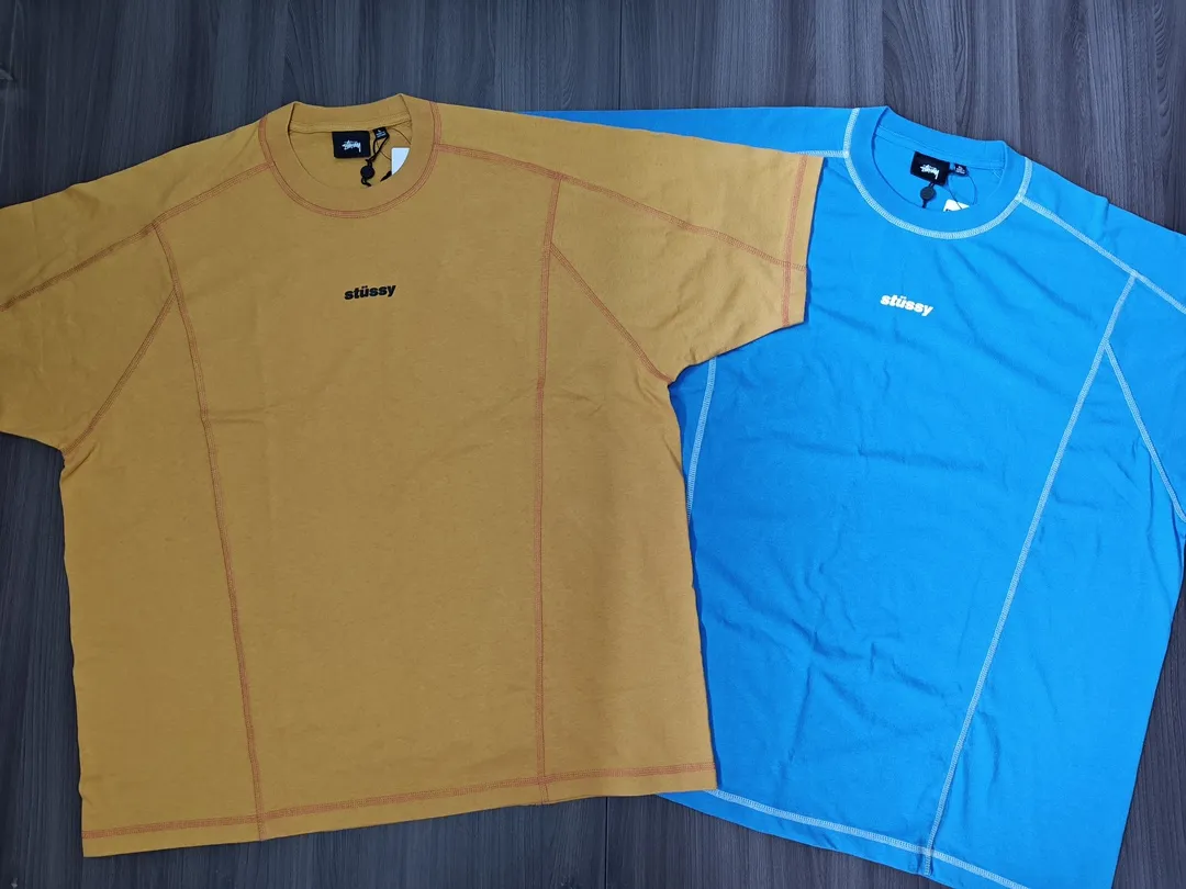 ZP pattern making: Similar to Arc'teryx, this outdoor functional style T-shirt is made of 16-count linen cotton OE fabric, which is thick and durable, has very good moisture-wicking and breathability, and is comfortable to wear without sticking to your body. Like our CARHARTT fabrics, this TEE is characterized by exposed threading, using a four-needle, six-thread sewing process. This process is generally used in functional clothing such as yoga. A good four-needle, six-thread sewing machine generally costs 20,000 yuan, and you can buy 8-10 ordinary sewing machines. There are also a lot of sewing threads on the front and back of this TEE, so the processing fee will be about 3-4 times more expensive than ordinary T-shirts. STUSSY's is a loose fit, which is more casual than Arc'teryx's fitted fit, making it invincible. Also, this mustard yellow and blue one is very suitable for summer wear, but the color changes greatly with the light, making it too colorful when taking pictures. It is impossible to have the same color on the market, you must order it to be woven and dyed. STUSSY SS24 WAVE COTTON CREW TEE top-stitched micro-label T-shirt black, blue, mustard yellow S-XL, original version, same weight 240 grams
