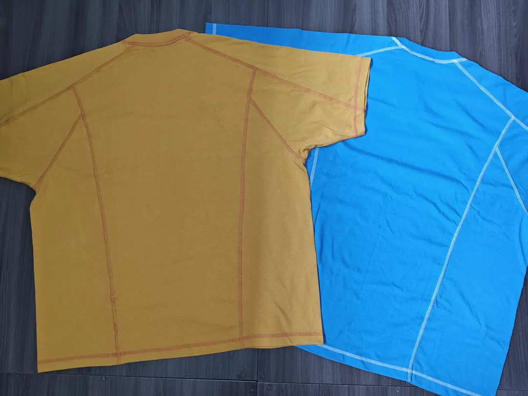 ZP pattern making: Similar to Arc'teryx, this outdoor functional style T-shirt is made of 16-count linen cotton OE fabric, which is thick and durable, has very good moisture-wicking and breathability, and is comfortable to wear without sticking to your body. Like our CARHARTT fabrics, this TEE is characterized by exposed threading, using a four-needle, six-thread sewing process. This process is generally used in functional clothing such as yoga. A good four-needle, six-thread sewing machine generally costs 20,000 yuan, and you can buy 8-10 ordinary sewing machines. There are also a lot of sewing threads on the front and back of this TEE, so the processing fee will be about 3-4 times more expensive than ordinary T-shirts. STUSSY's is a loose fit, which is more casual than Arc'teryx's fitted fit, making it invincible. Also, this mustard yellow and blue one is very suitable for summer wear, but the color changes greatly with the light, making it too colorful when taking pictures. It is impossible to have the same color on the market, you must order it to be woven and dyed. STUSSY SS24 WAVE COTTON CREW TEE top-stitched micro-label T-shirt black, blue, mustard yellow S-XL, original version, same weight 240 grams