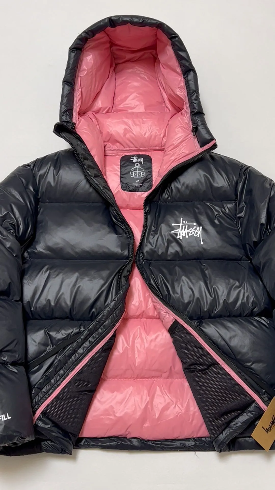 Stussy/Stussy 22Fw classic letter hooded down jacket, black, gray, black and pink, S-XL, filled with national standard 90 velvet/average 450g of velvet. It has a Michelin effect when you put it on. 800 puffs, fluffy and warm, full and light.