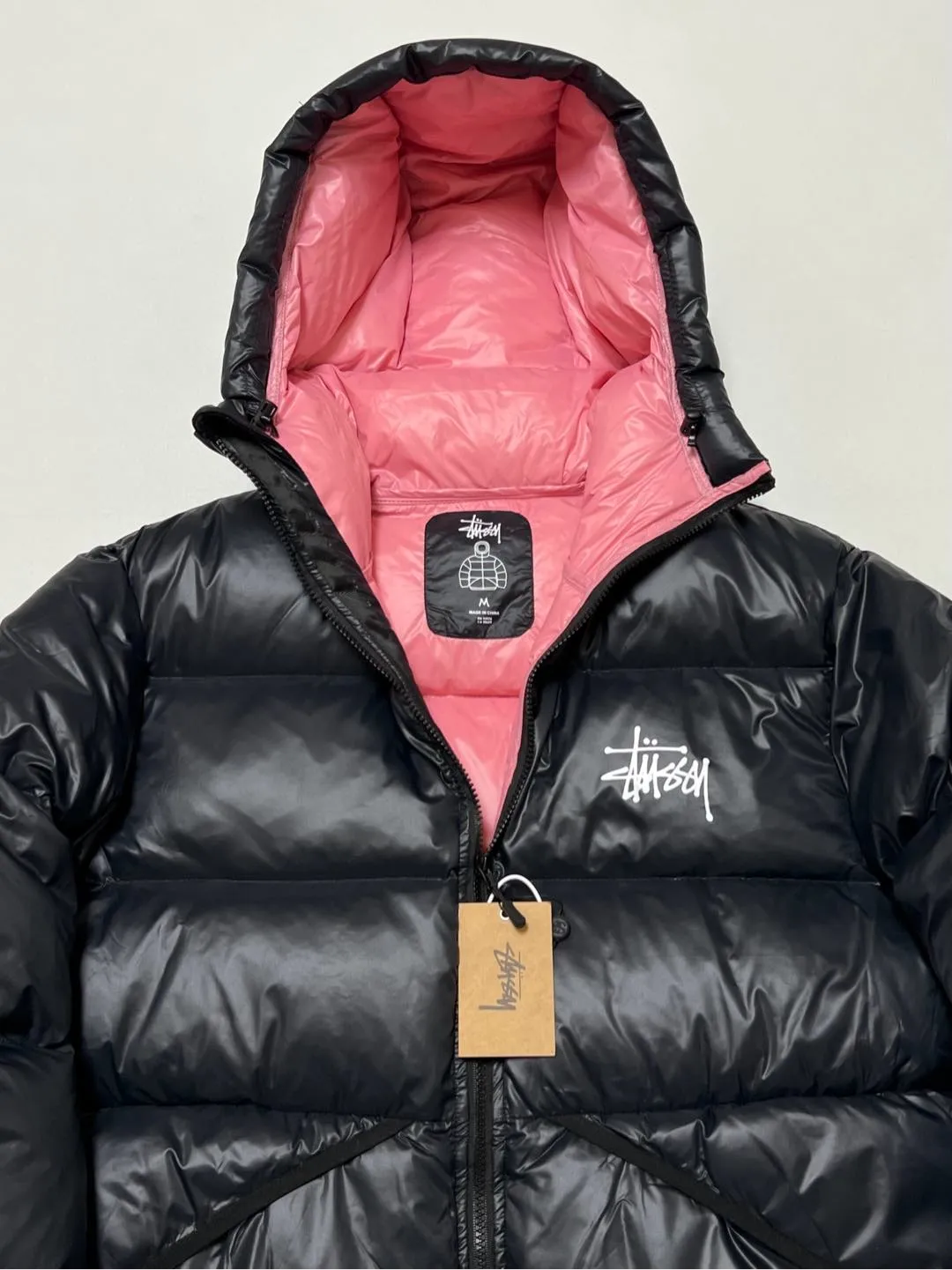 Stussy/Stussy 22Fw classic letter hooded down jacket, black, gray, black and pink, S-XL, filled with national standard 90 velvet/average 450g of velvet. It has a Michelin effect when you put it on. 800 puffs, fluffy and warm, full and light.