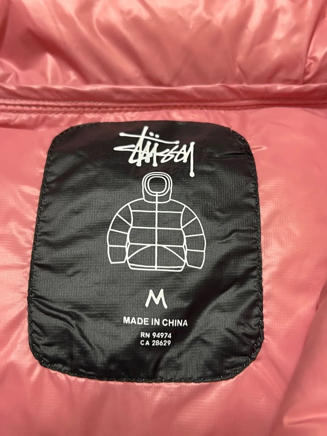 Stussy/Stussy 22Fw classic letter hooded down jacket, black, gray, black and pink, S-XL, filled with national standard 90 velvet/average 450g of velvet. It has a Michelin effect when you put it on. 800 puffs, fluffy and warm, full and light.