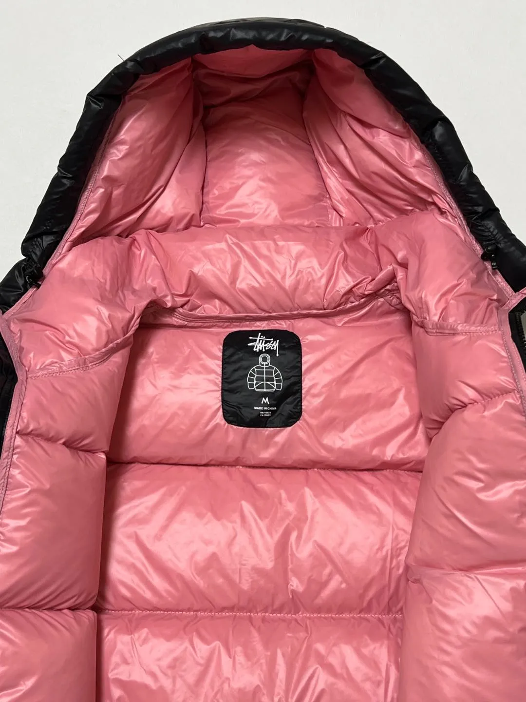 Stussy/Stussy 22Fw classic letter hooded down jacket, black, gray, black and pink, S-XL, filled with national standard 90 velvet/average 450g of velvet. It has a Michelin effect when you put it on. 800 puffs, fluffy and warm, full and light.