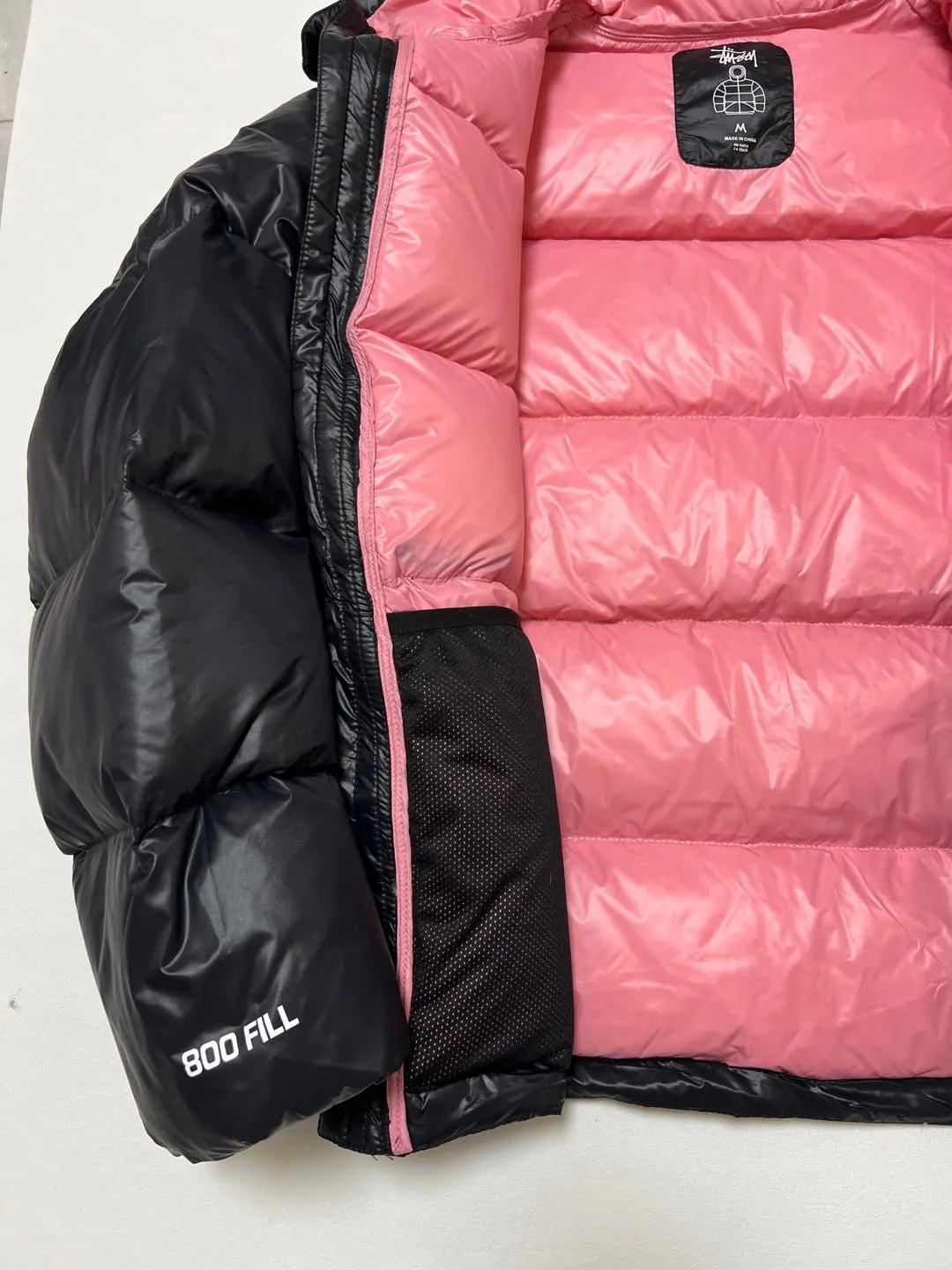 Stussy/Stussy 22Fw classic letter hooded down jacket, black, gray, black and pink, S-XL, filled with national standard 90 velvet/average 450g of velvet. It has a Michelin effect when you put it on. 800 puffs, fluffy and warm, full and light.