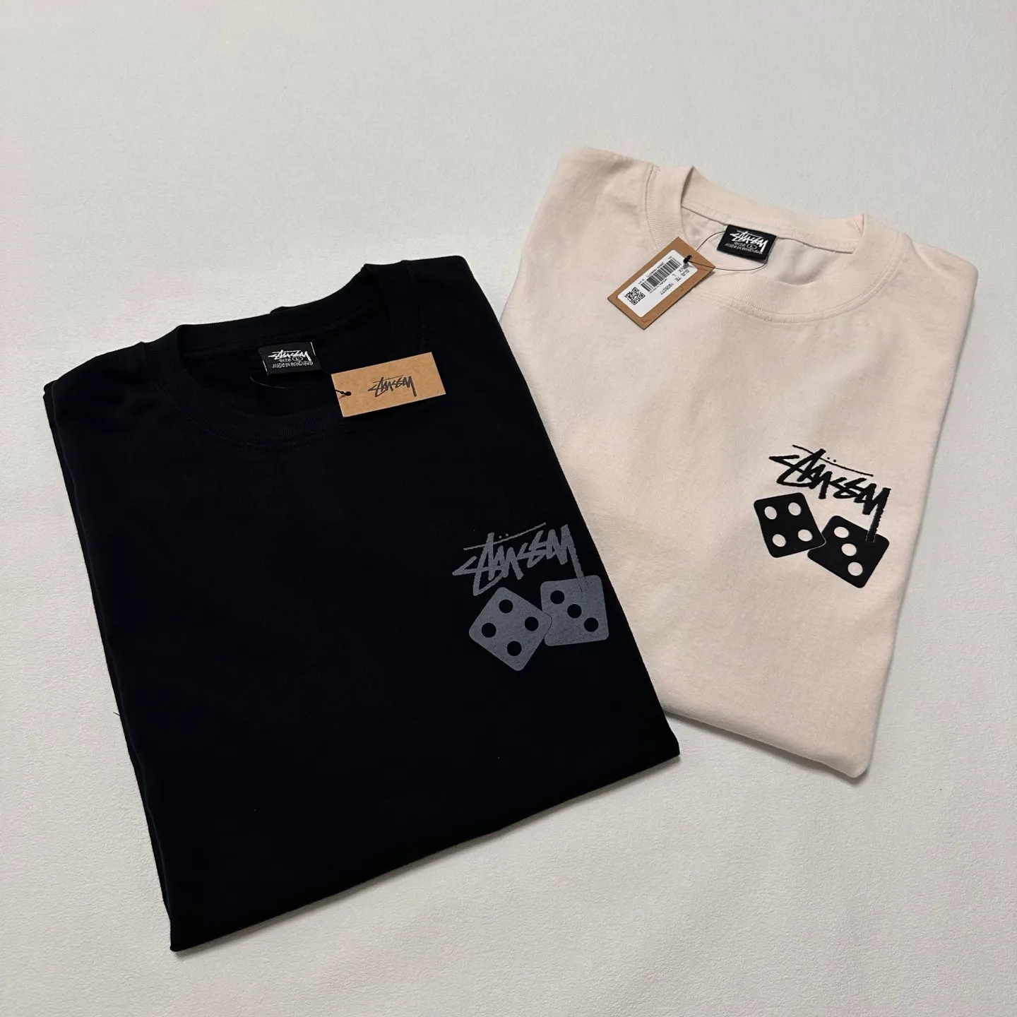 Detailed shooting of STUSSY SS25 DICE TEE PIGMENT DYED dice letter pattern printed short-sleeved T-shirt black and off-white S-XL