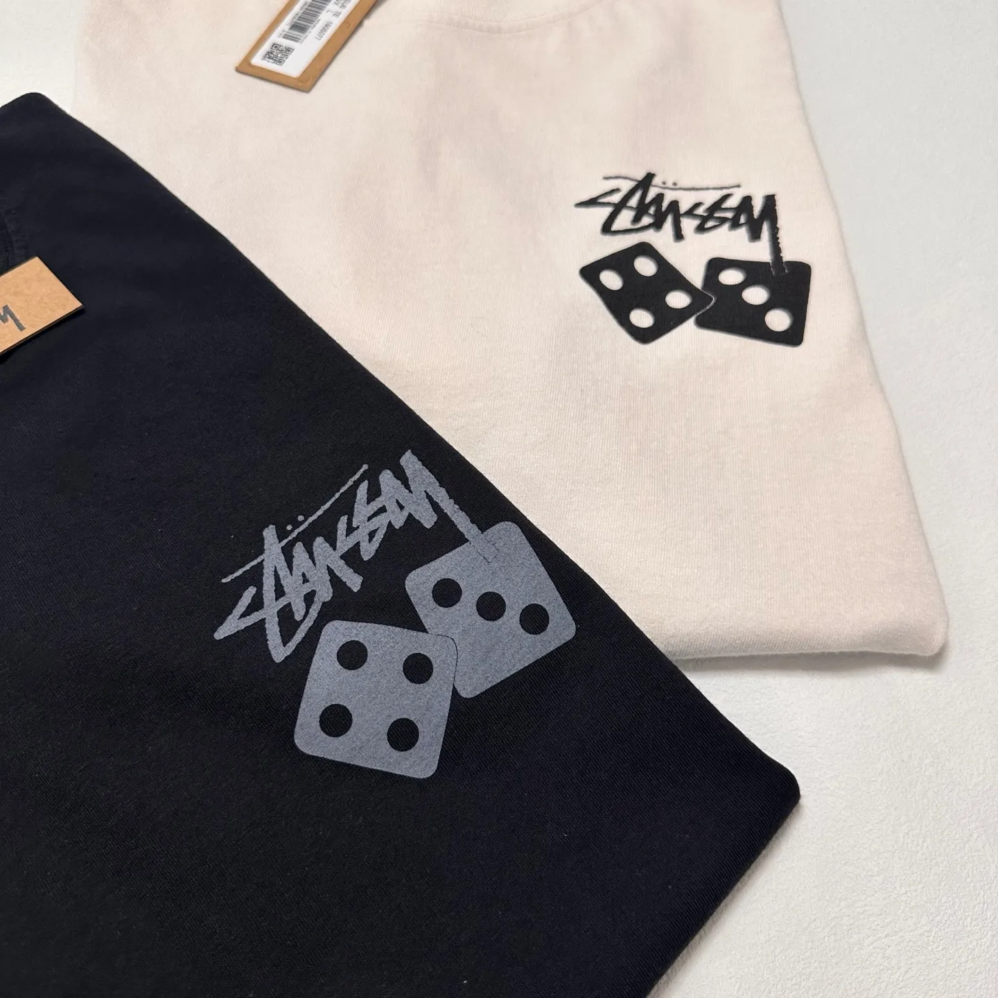 Detailed shooting of STUSSY SS25 DICE TEE PIGMENT DYED dice letter pattern printed short-sleeved T-shirt black and off-white S-XL