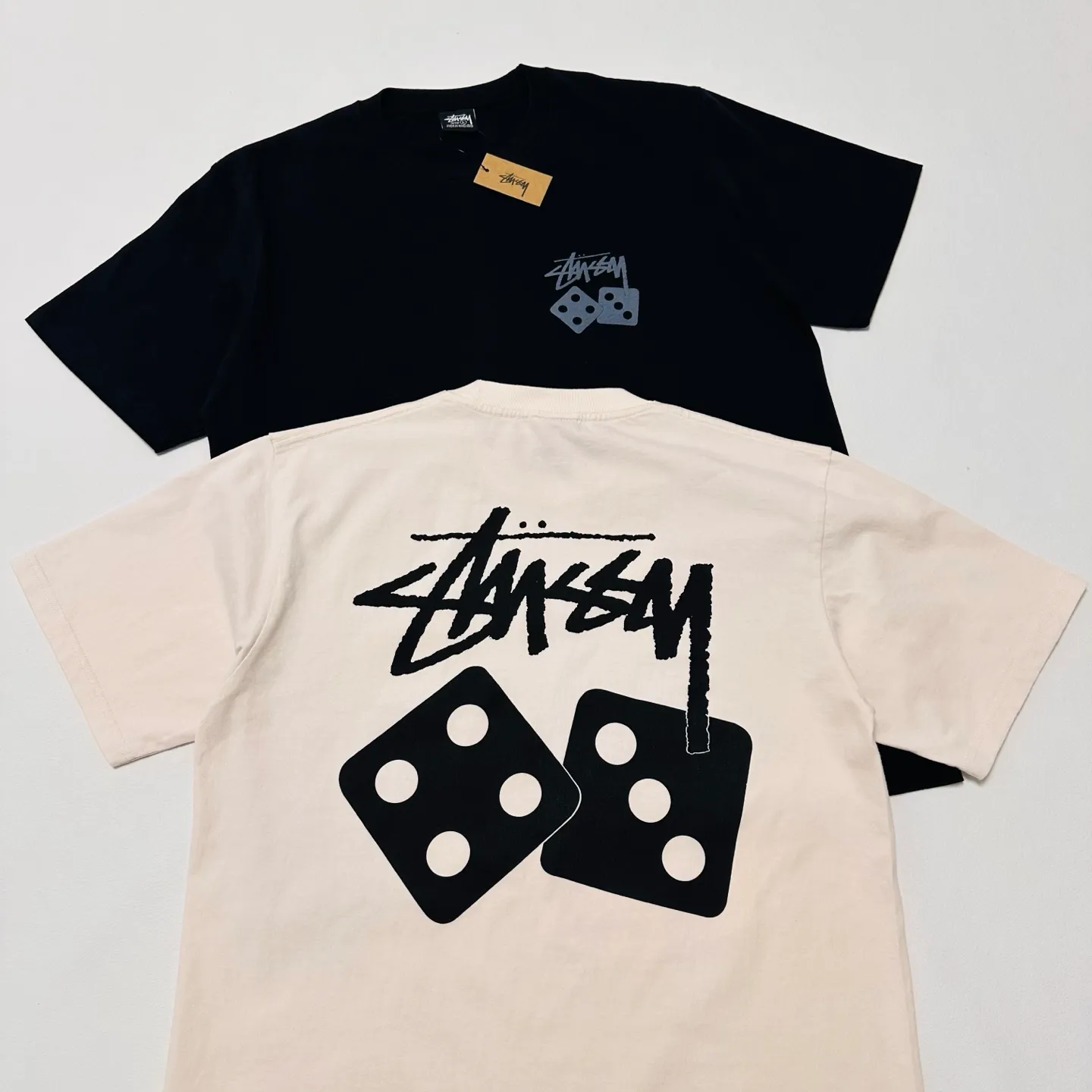 Detailed shooting of STUSSY SS25 DICE TEE PIGMENT DYED dice letter pattern printed short-sleeved T-shirt black and off-white S-XL