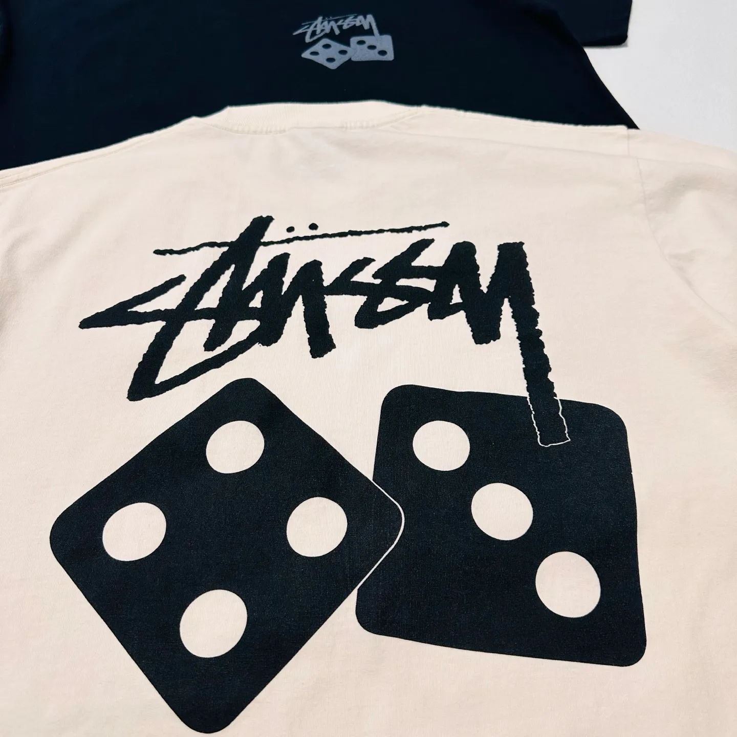 Detailed shooting of STUSSY SS25 DICE TEE PIGMENT DYED dice letter pattern printed short-sleeved T-shirt black and off-white S-XL