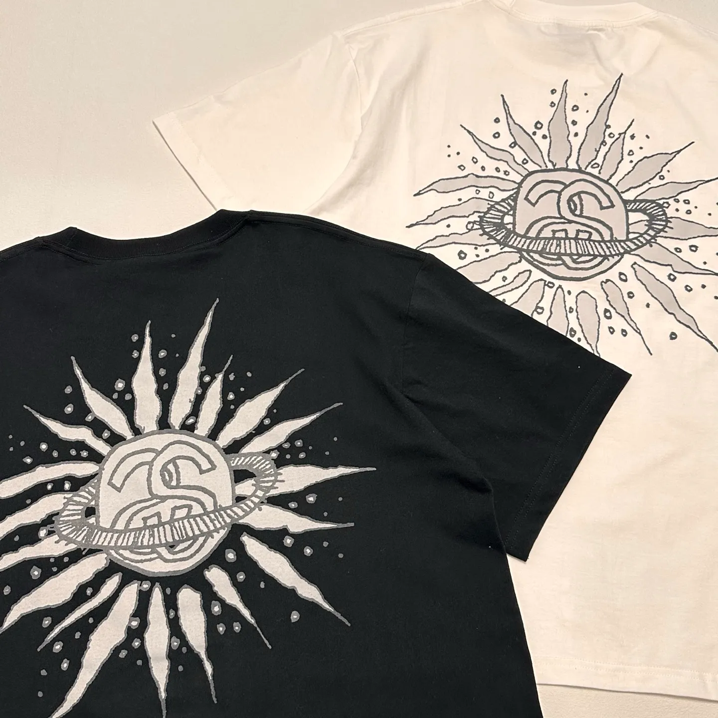 Detailed shooting of sun T-shirt STUSSY SS25 LOOK BEYOND TEE PIGMENT DYED double S sun short-sleeved TEE black and white S- XL