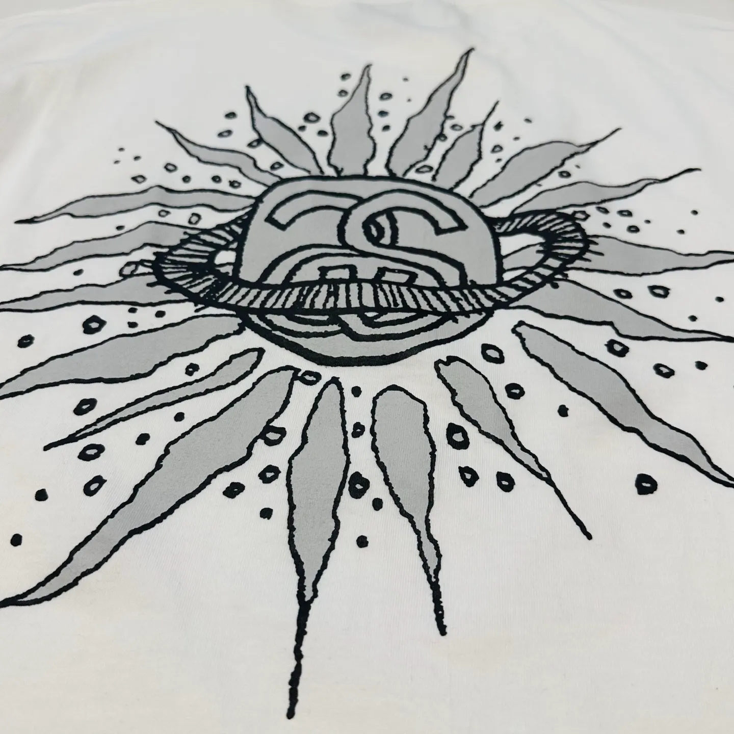 Detailed shooting of sun T-shirt STUSSY SS25 LOOK BEYOND TEE PIGMENT DYED double S sun short-sleeved TEE black and white S- XL