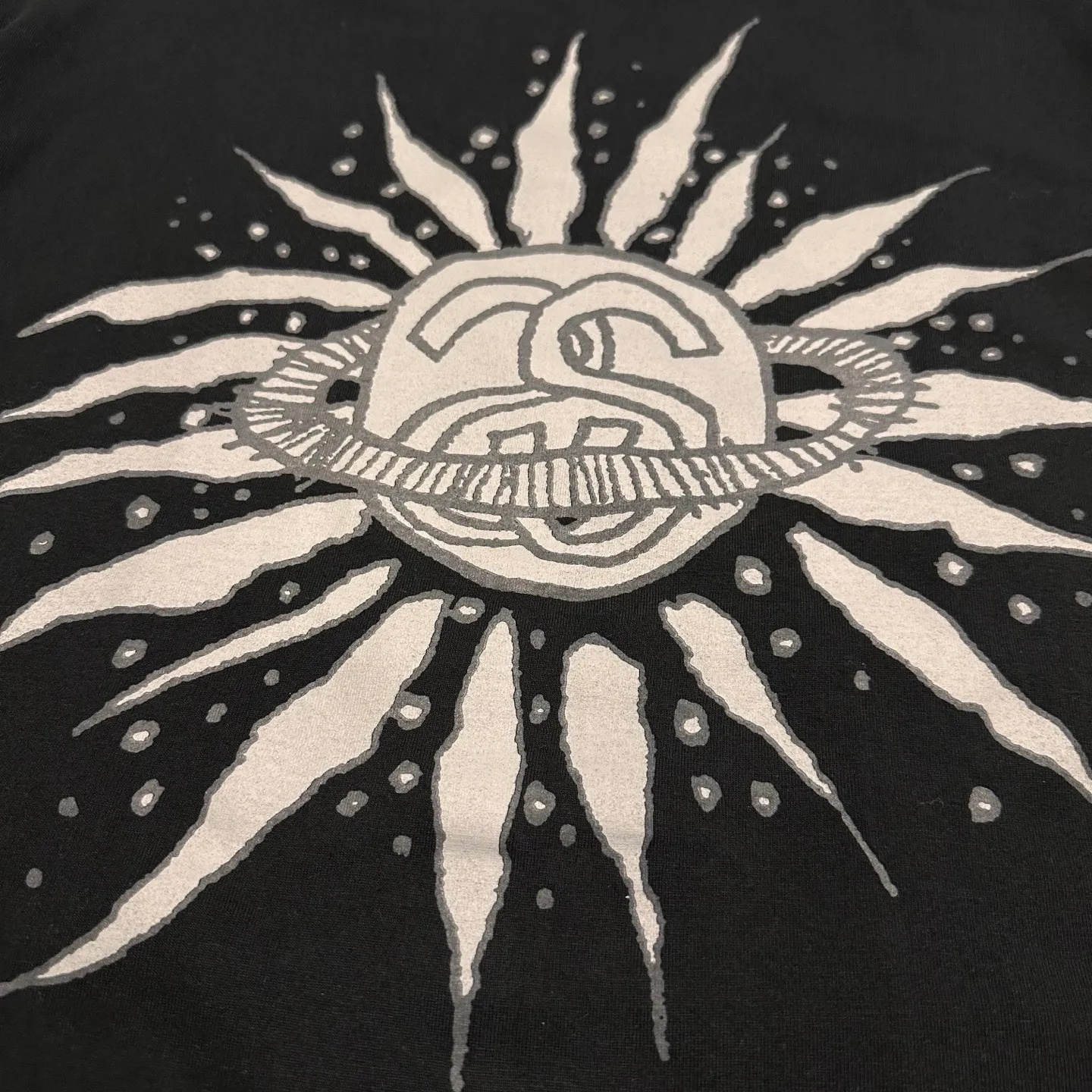 Detailed shooting of sun T-shirt STUSSY SS25 LOOK BEYOND TEE PIGMENT DYED double S sun short-sleeved TEE black and white S- XL