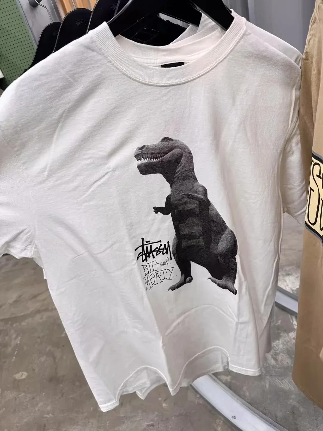 Tyrannosaurus Rex T-shirt STUSSY SS25 BIG & MEATY TEE PIGMENT DYED Dinosaur pattern short-sleeved black and white S- XL