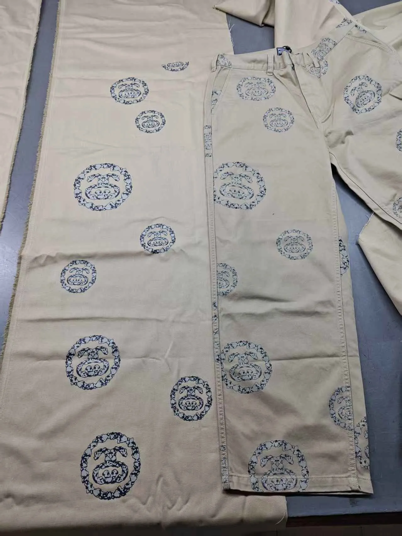 ZP pattern making: ready for delivery!  For the sake of overall beauty, we still use cut-piece positioning printing, which is consistent with ZP. Since this printing is random and irregular, but the pattern comes in three sizes: large, medium and small, we cut out a better-looking part to cycle through the printing. The lines of the first version of the printing are a bit thick, and the color is a little darker. ZP is a 100% cotton twill siro spun fabric. The siro spun texture is a little finer than the ring spun ones on the market, and the hand feel is much better, not so rough, and the upper body is very comfortable.  DT trousers STUSSY