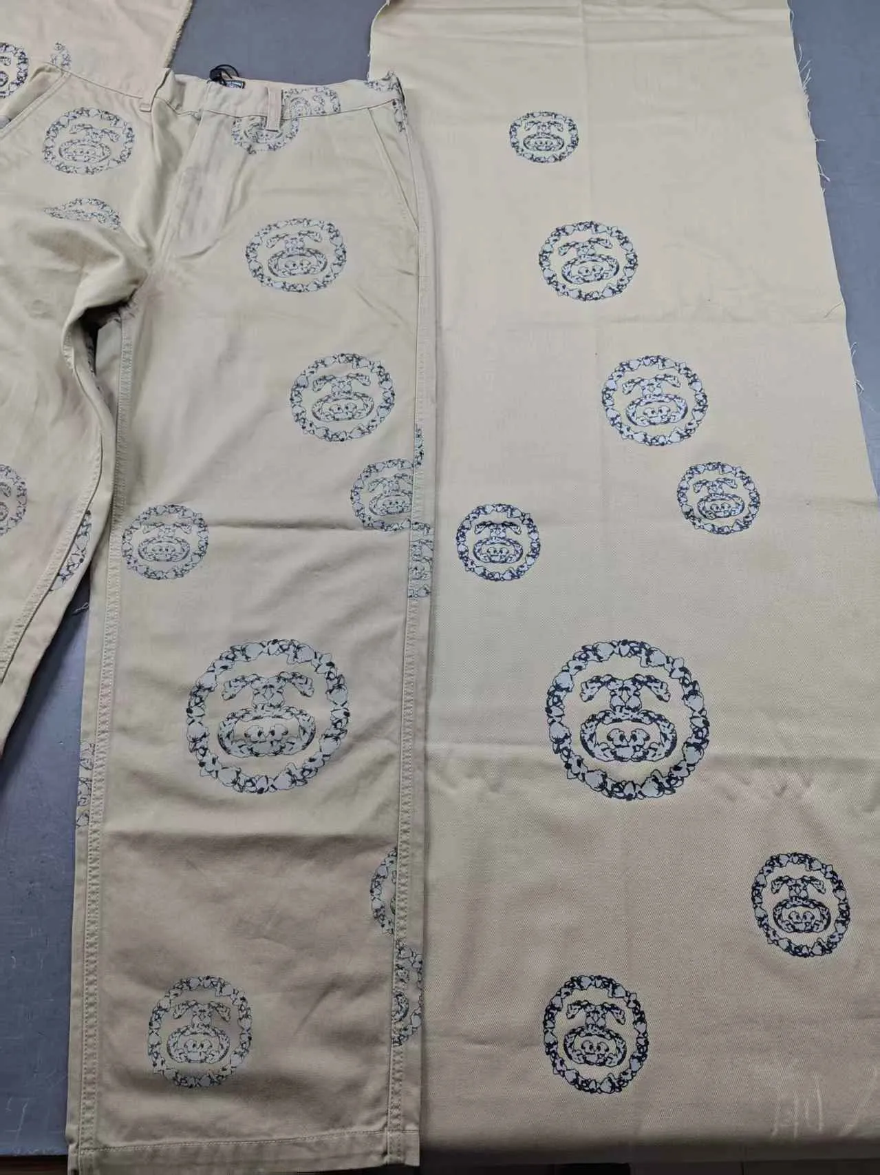 ZP pattern making: ready for delivery!  For the sake of overall beauty, we still use cut-piece positioning printing, which is consistent with ZP. Since this printing is random and irregular, but the pattern comes in three sizes: large, medium and small, we cut out a better-looking part to cycle through the printing. The lines of the first version of the printing are a bit thick, and the color is a little darker. ZP is a 100% cotton twill siro spun fabric. The siro spun texture is a little finer than the ring spun ones on the market, and the hand feel is much better, not so rough, and the upper body is very comfortable.  DT trousers STUSSY