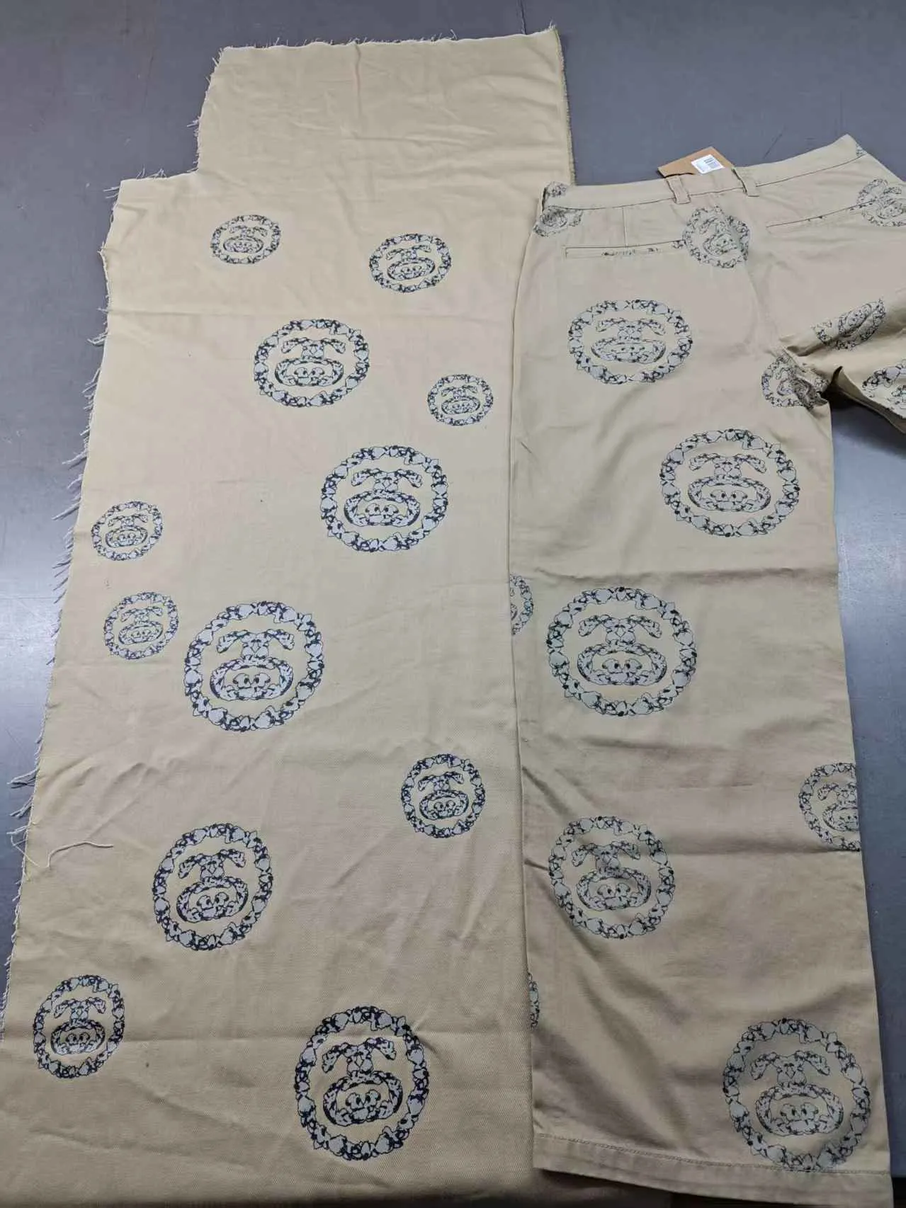 ZP pattern making: ready for delivery!  For the sake of overall beauty, we still use cut-piece positioning printing, which is consistent with ZP. Since this printing is random and irregular, but the pattern comes in three sizes: large, medium and small, we cut out a better-looking part to cycle through the printing. The lines of the first version of the printing are a bit thick, and the color is a little darker. ZP is a 100% cotton twill siro spun fabric. The siro spun texture is a little finer than the ring spun ones on the market, and the hand feel is much better, not so rough, and the upper body is very comfortable.  DT trousers STUSSY
