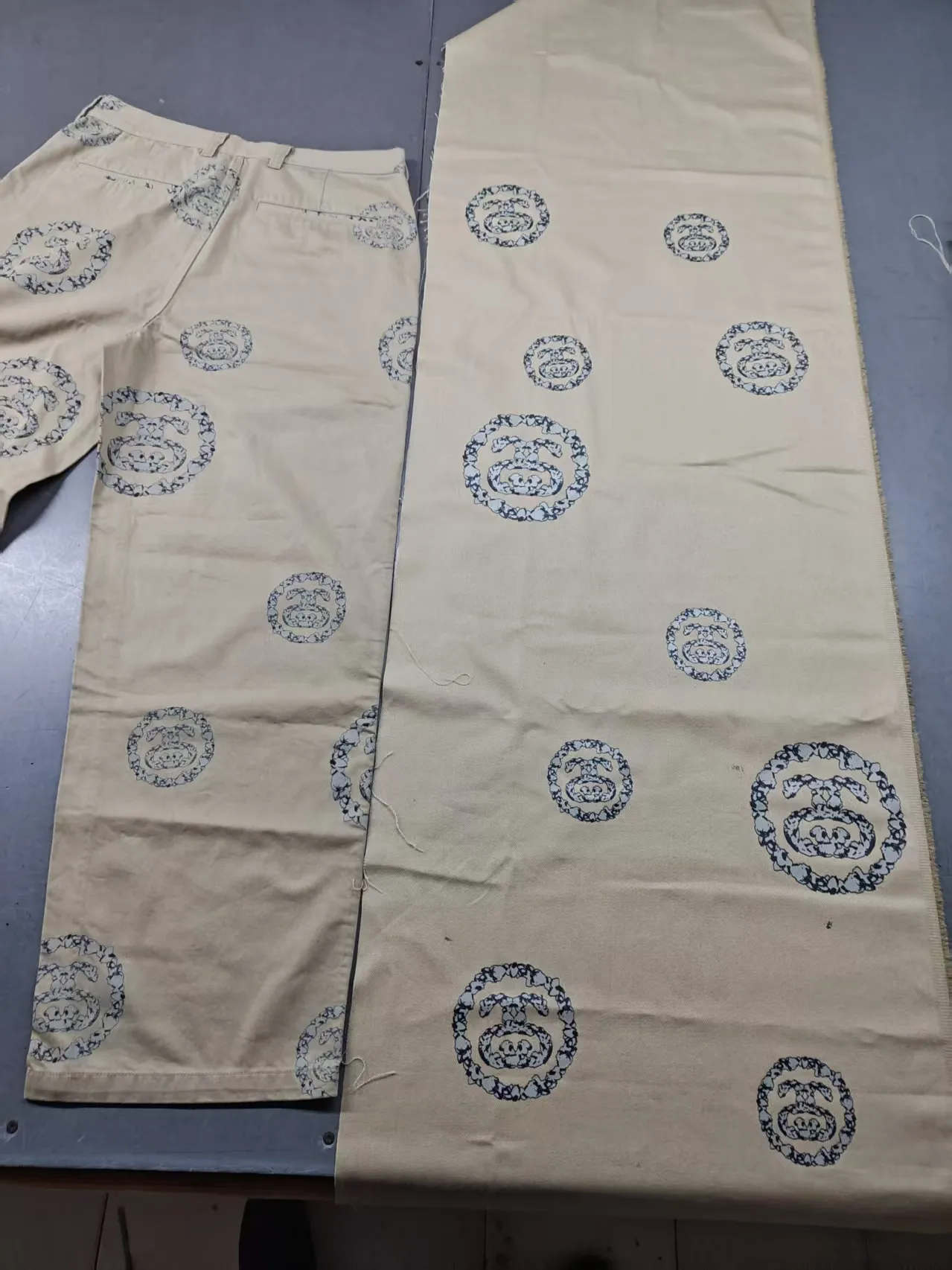 ZP pattern making: ready for delivery!  For the sake of overall beauty, we still use cut-piece positioning printing, which is consistent with ZP. Since this printing is random and irregular, but the pattern comes in three sizes: large, medium and small, we cut out a better-looking part to cycle through the printing. The lines of the first version of the printing are a bit thick, and the color is a little darker. ZP is a 100% cotton twill siro spun fabric. The siro spun texture is a little finer than the ring spun ones on the market, and the hand feel is much better, not so rough, and the upper body is very comfortable.  DT trousers STUSSY