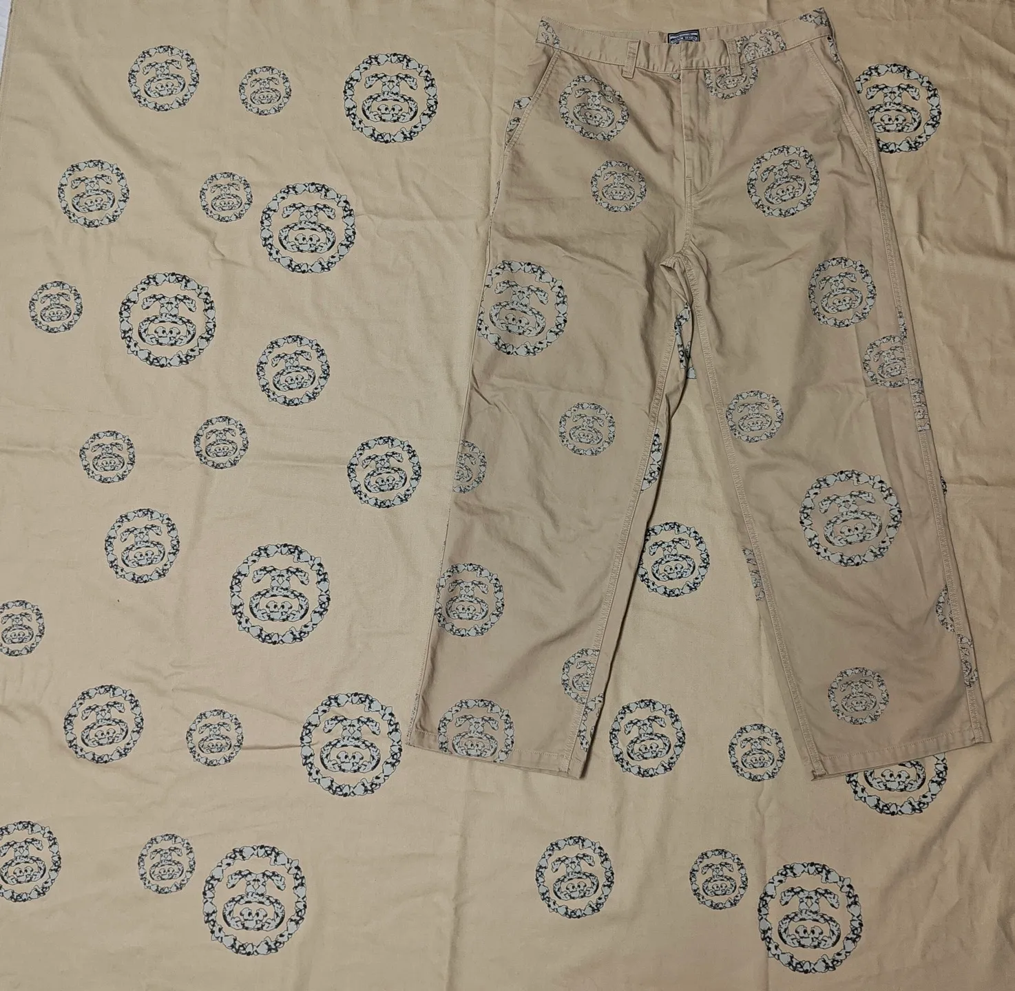 ZP pattern making: ready for delivery!  For the sake of overall beauty, we still use cut-piece positioning printing, which is consistent with ZP. Since this printing is random and irregular, but the pattern comes in three sizes: large, medium and small, we cut out a better-looking part to cycle through the printing. The lines of the first version of the printing are a bit thick, and the color is a little darker. ZP is a 100% cotton twill siro spun fabric. The siro spun texture is a little finer than the ring spun ones on the market, and the hand feel is much better, not so rough, and the upper body is very comfortable.  DT trousers STUSSY