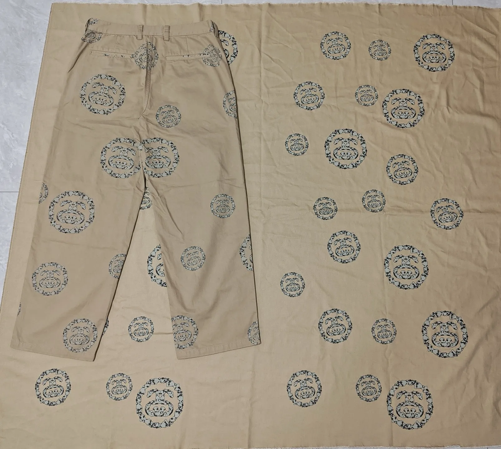 ZP pattern making: ready for delivery!  For the sake of overall beauty, we still use cut-piece positioning printing, which is consistent with ZP. Since this printing is random and irregular, but the pattern comes in three sizes: large, medium and small, we cut out a better-looking part to cycle through the printing. The lines of the first version of the printing are a bit thick, and the color is a little darker. ZP is a 100% cotton twill siro spun fabric. The siro spun texture is a little finer than the ring spun ones on the market, and the hand feel is much better, not so rough, and the upper body is very comfortable.  DT trousers STUSSY
