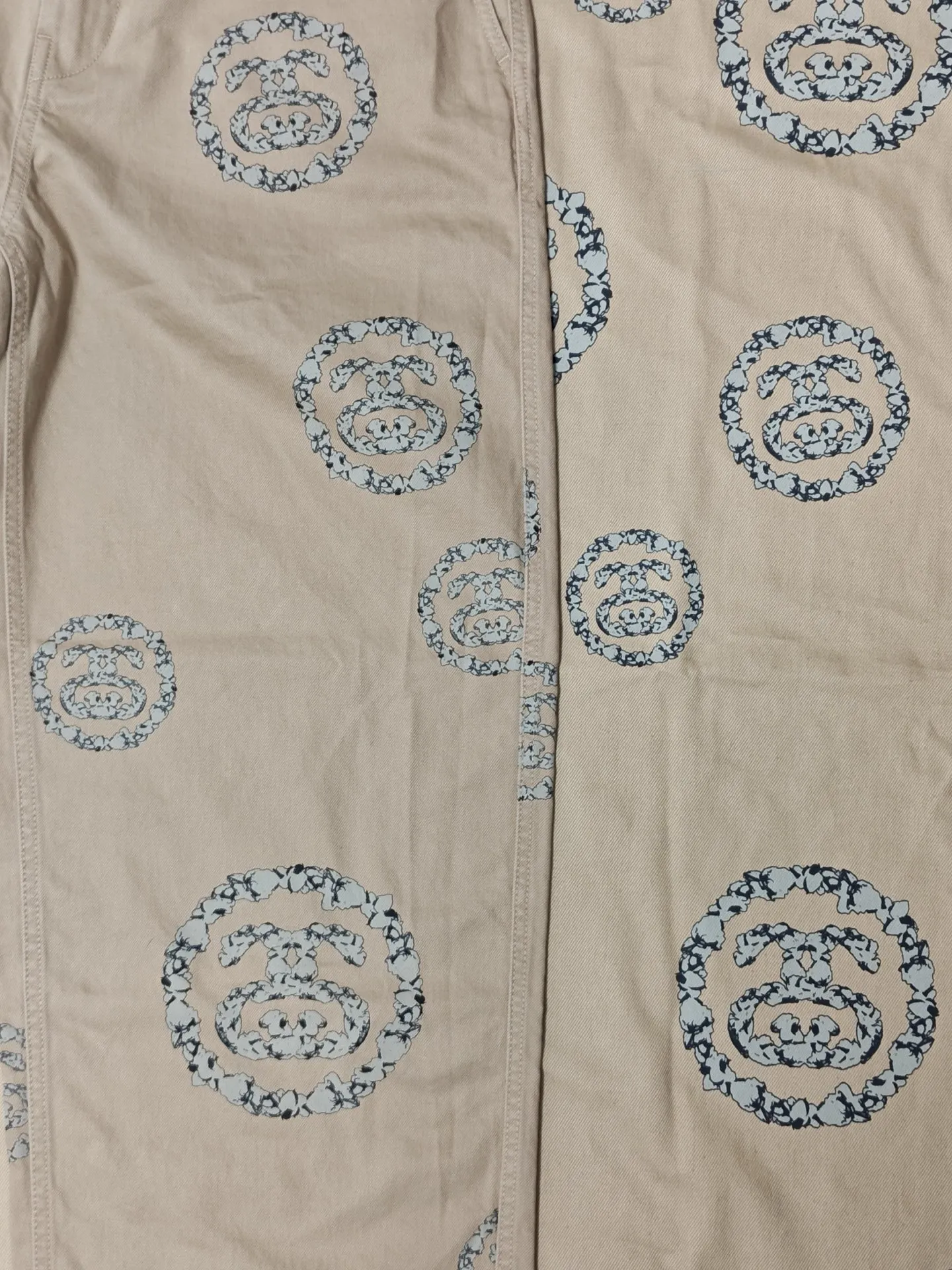 ZP pattern making: ready for delivery!  For the sake of overall beauty, we still use cut-piece positioning printing, which is consistent with ZP. Since this printing is random and irregular, but the pattern comes in three sizes: large, medium and small, we cut out a better-looking part to cycle through the printing. The lines of the first version of the printing are a bit thick, and the color is a little darker. ZP is a 100% cotton twill siro spun fabric. The siro spun texture is a little finer than the ring spun ones on the market, and the hand feel is much better, not so rough, and the upper body is very comfortable.  DT trousers STUSSY